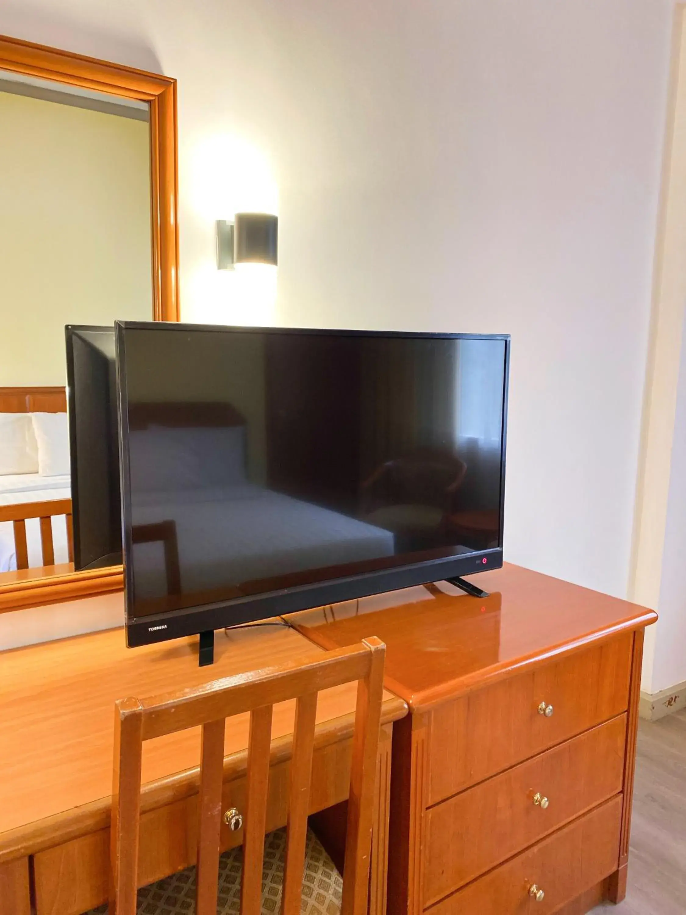 Communal lounge/ TV room, TV/Entertainment Center in Hotel Sandakan