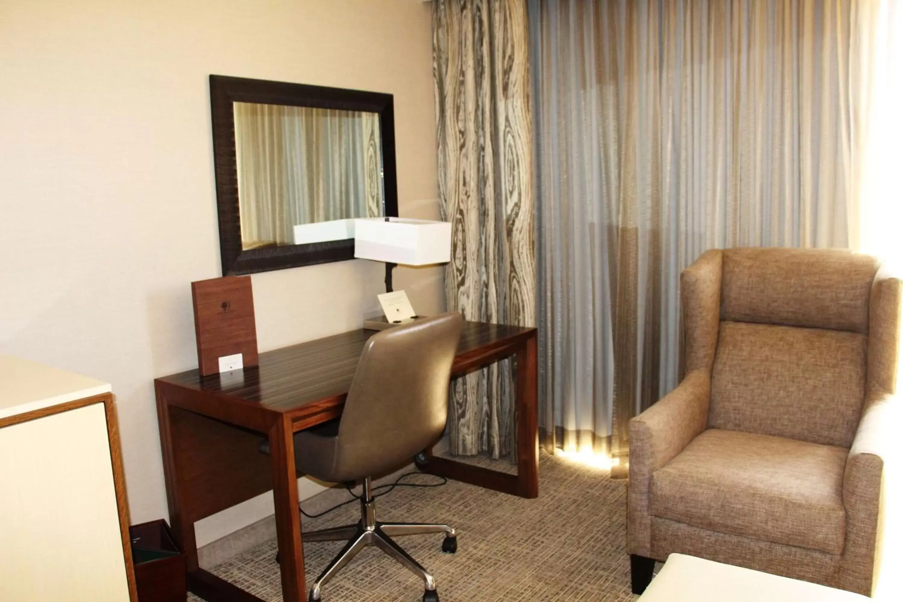 Bedroom, Seating Area in DoubleTree by Hilton Fresno Convention Center