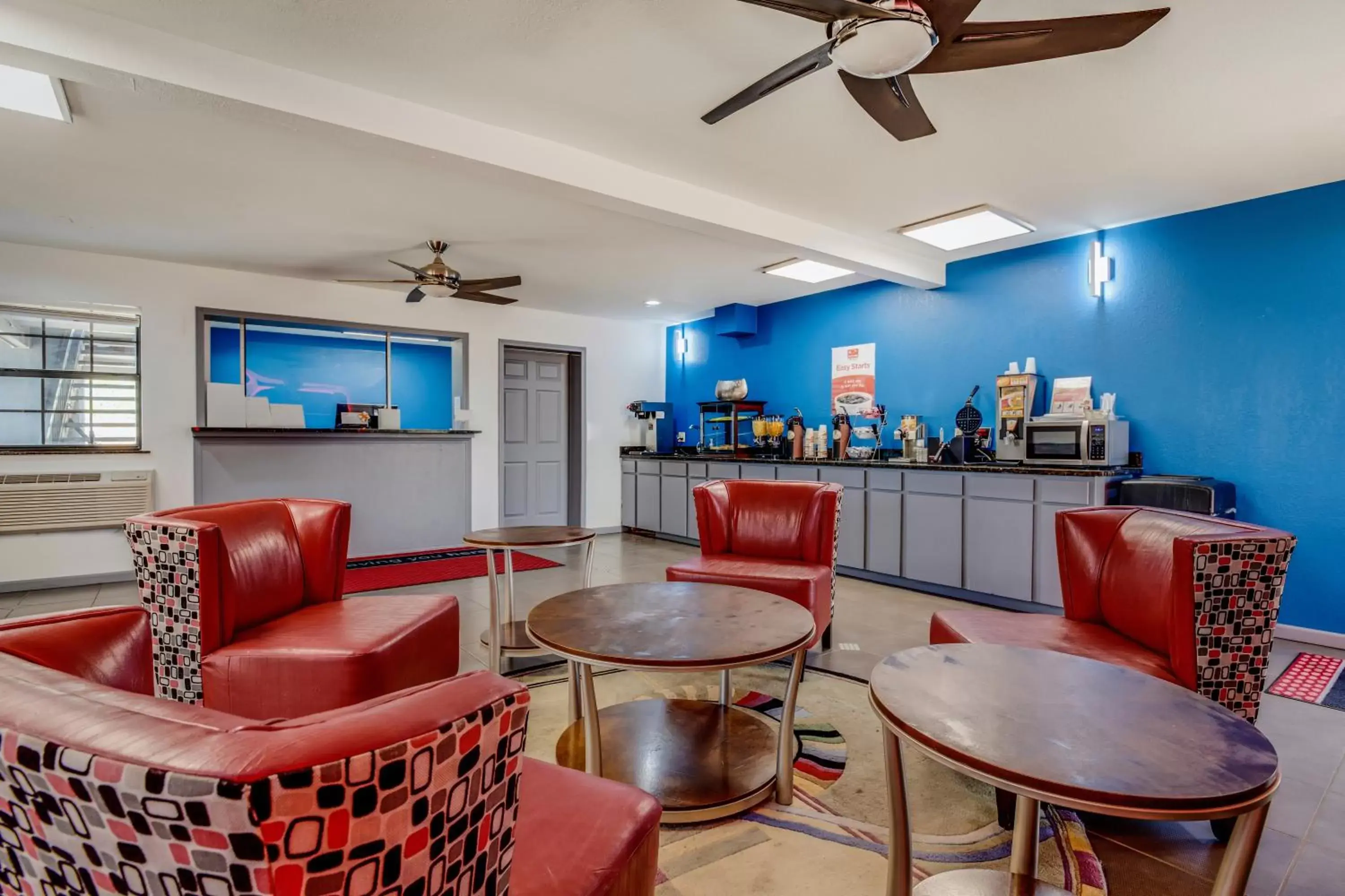 Lobby or reception, Lounge/Bar in Econo Lodge Inn & Suites