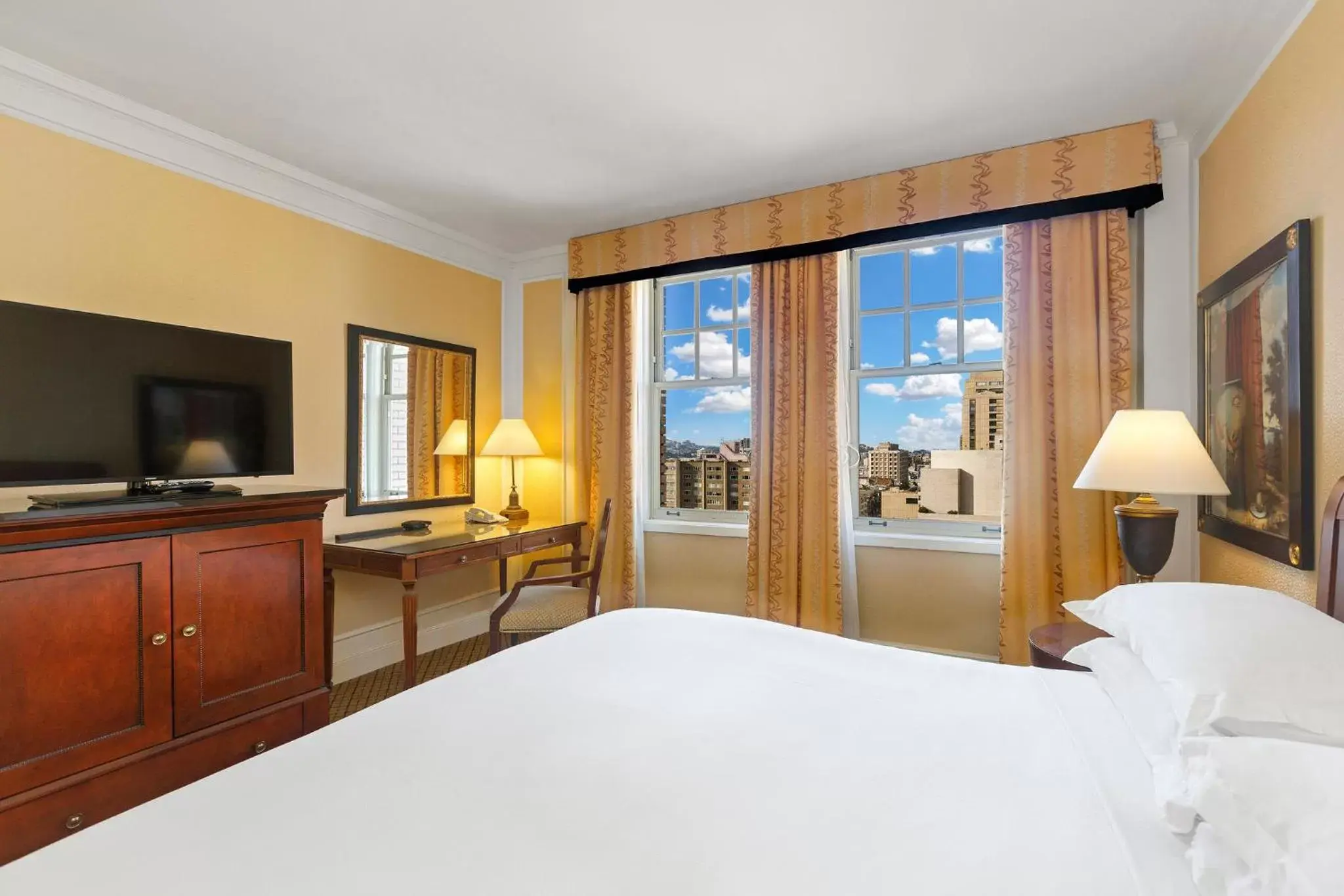 Photo of the whole room, TV/Entertainment Center in InterContinental Mark Hopkins San Francisco, an IHG Hotel