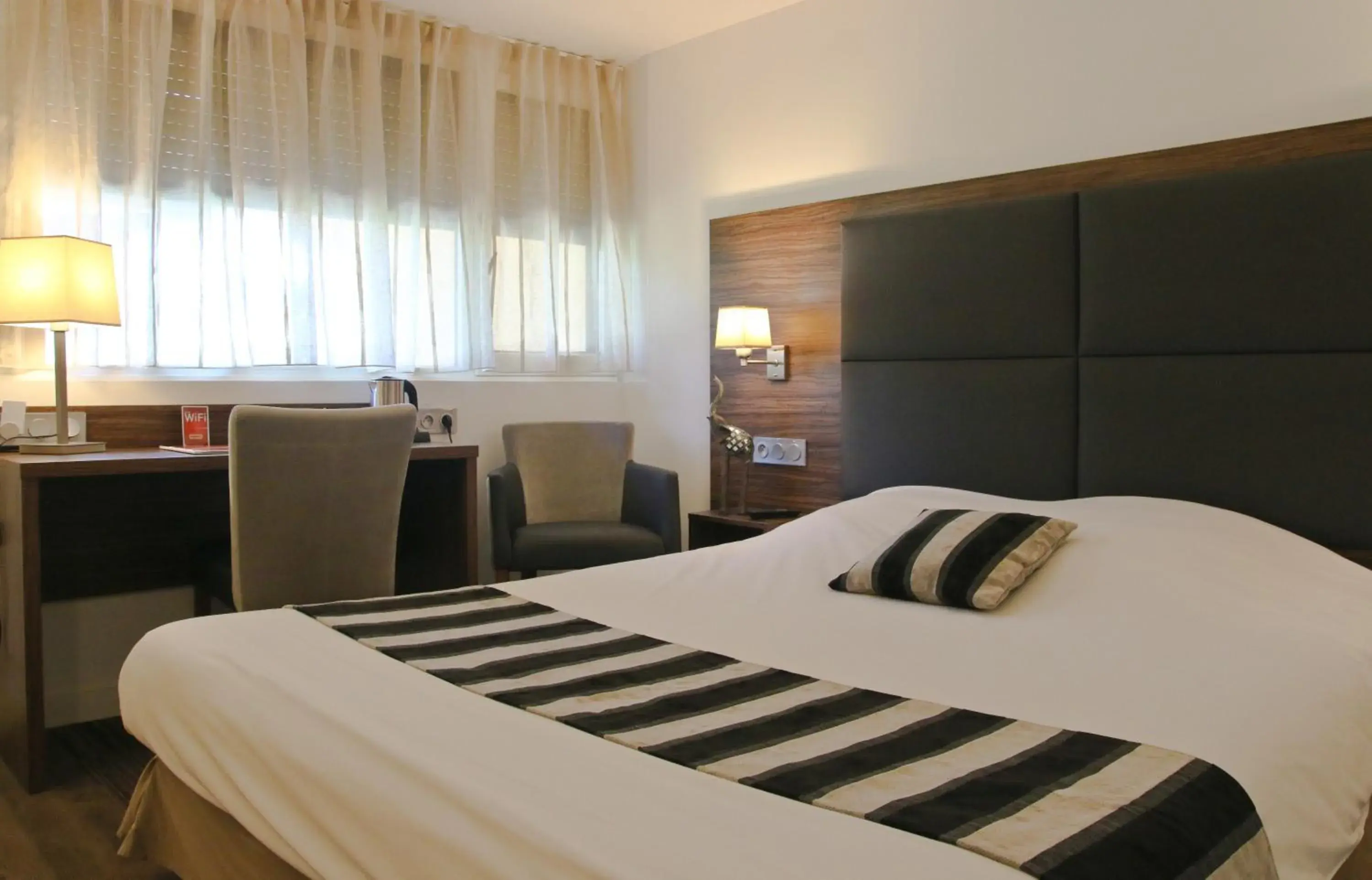 Photo of the whole room, Bed in Kyriad Bordeaux - Merignac Aéroport