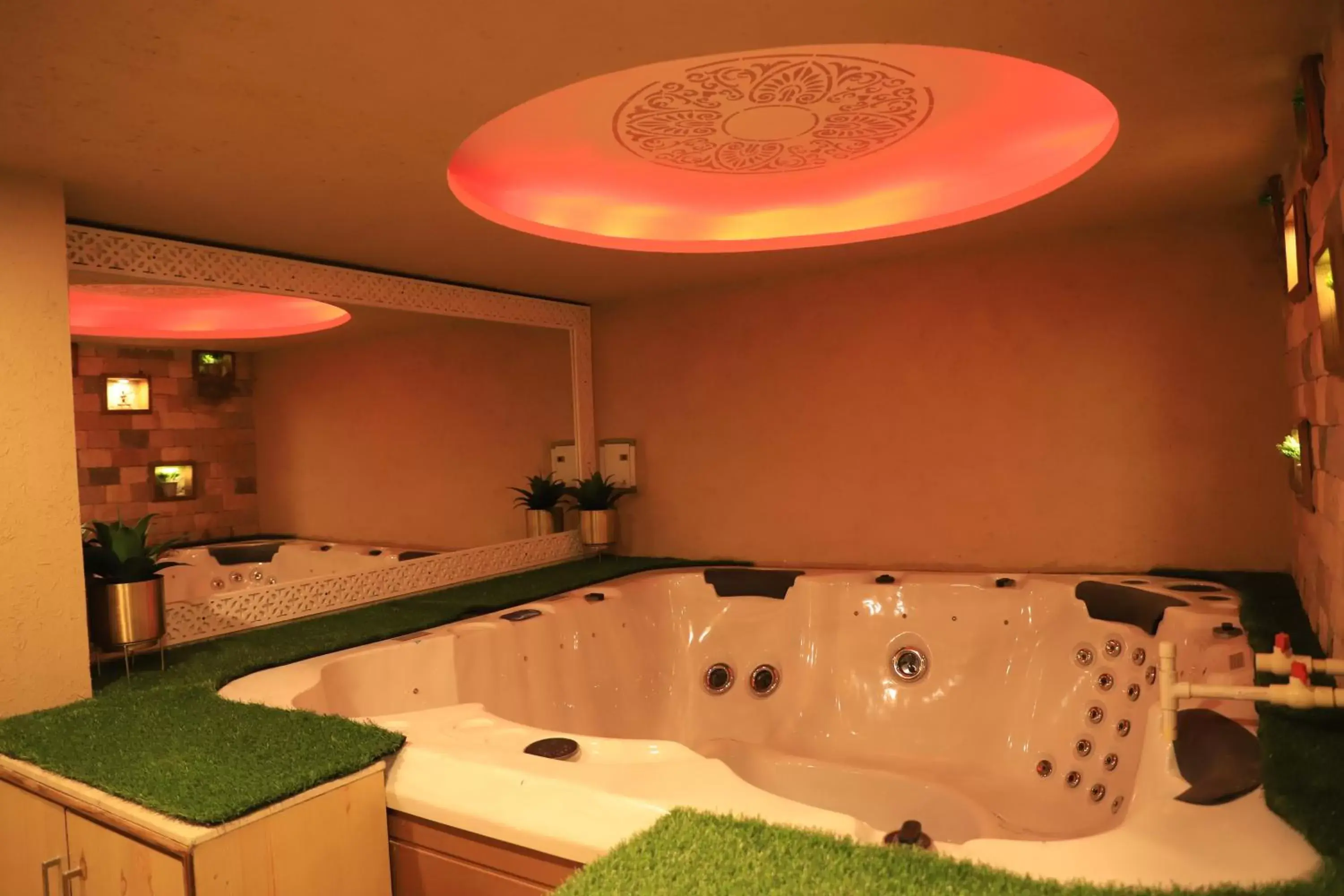 Hot Tub, Bathroom in Hotel Natraj Rishikesh