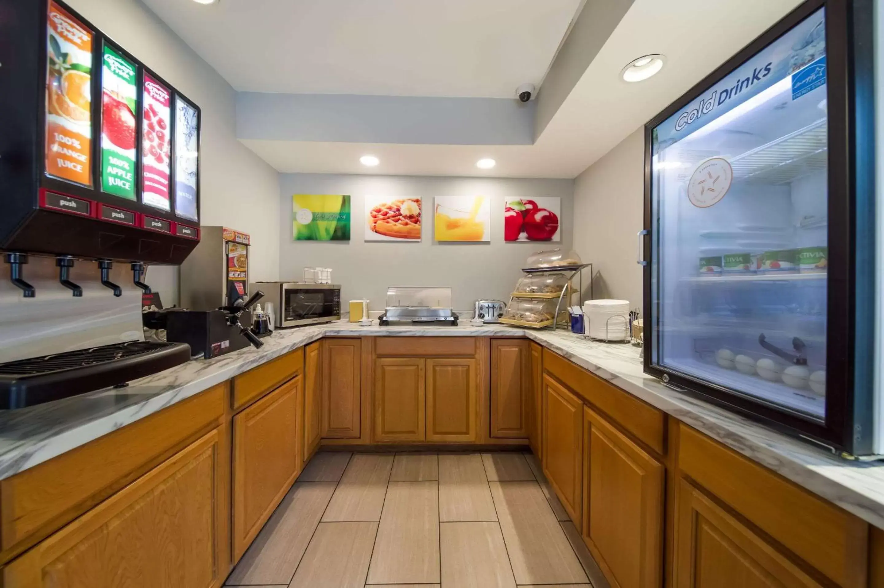 Breakfast, Kitchen/Kitchenette in Quality Inn