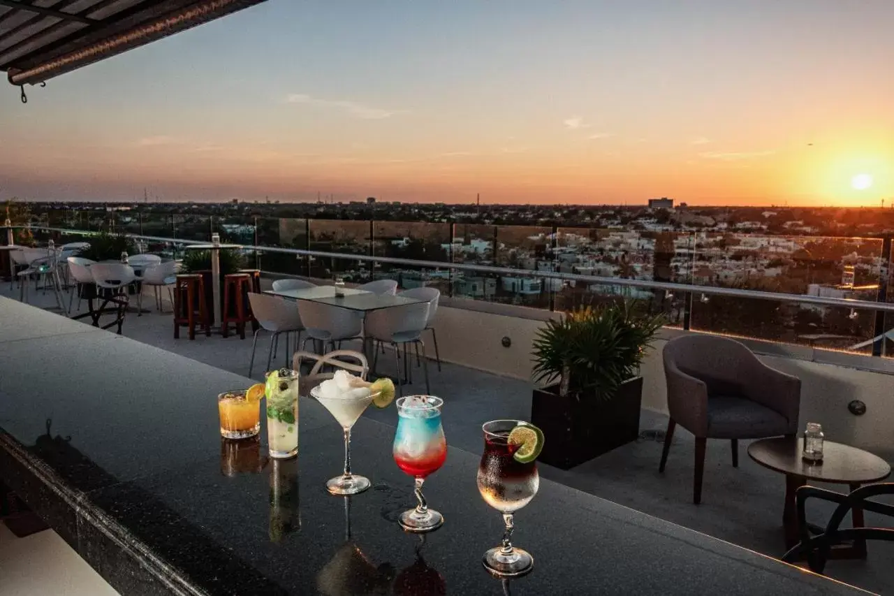 Lounge or bar, Sunrise/Sunset in Mesón de la Luna Hotel & Spa