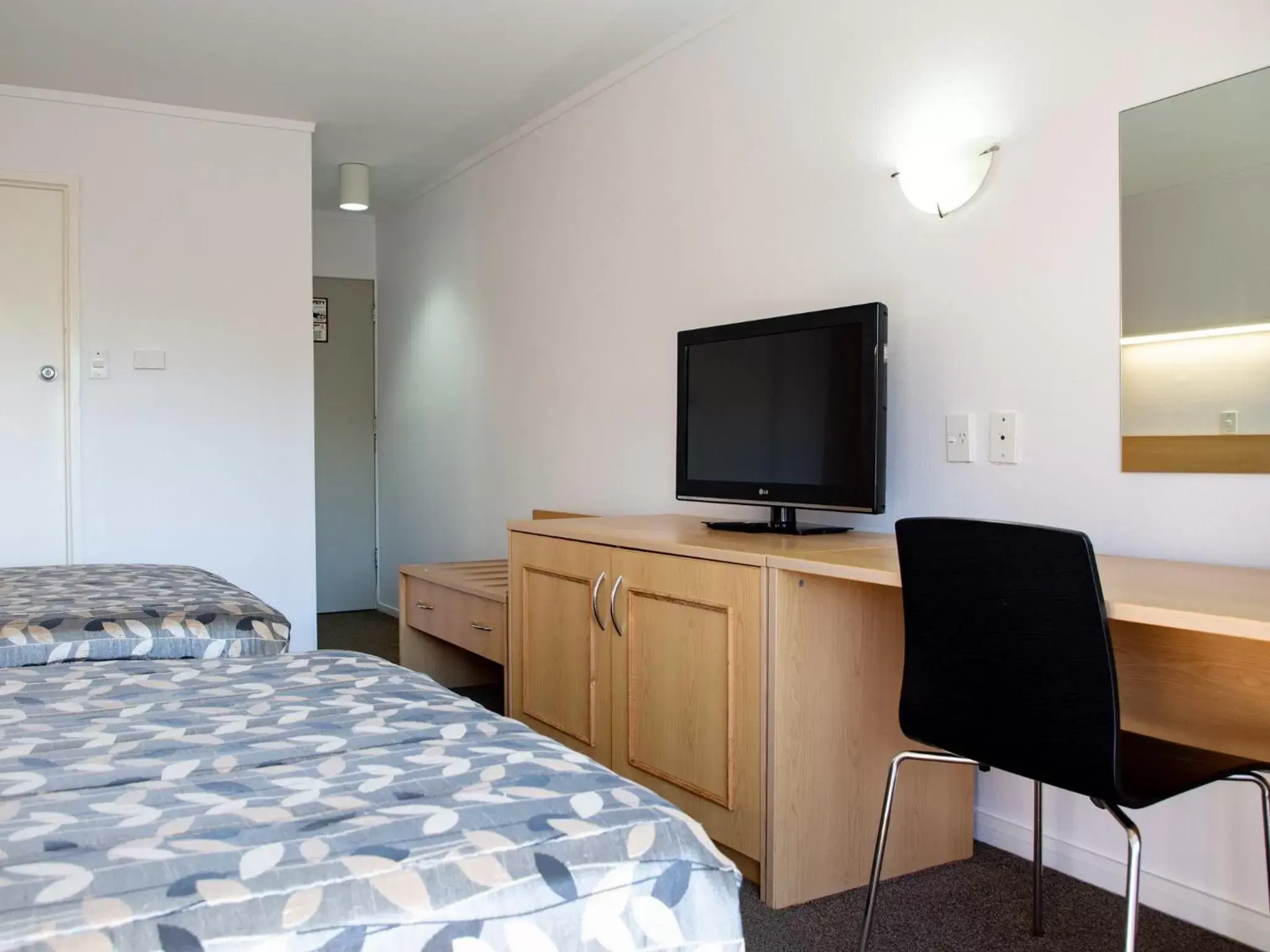 Bedroom, Bed in Auckland Rose Park Hotel