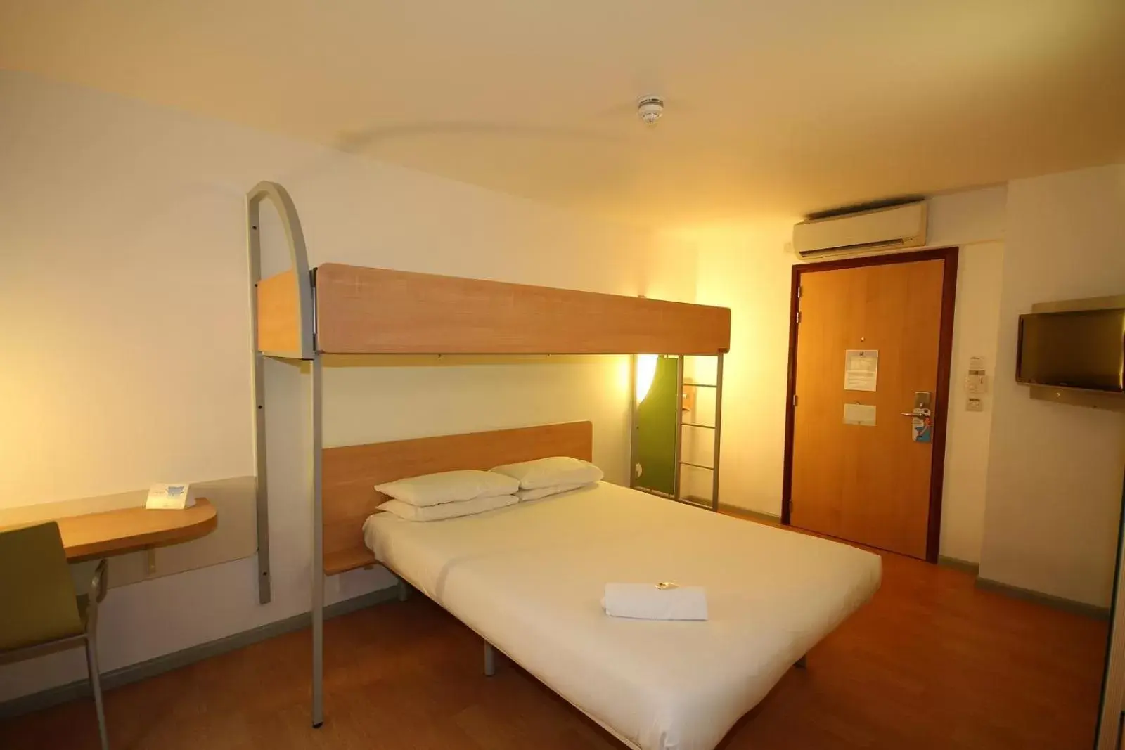 Photo of the whole room, Bunk Bed in ibis budget Leicester
