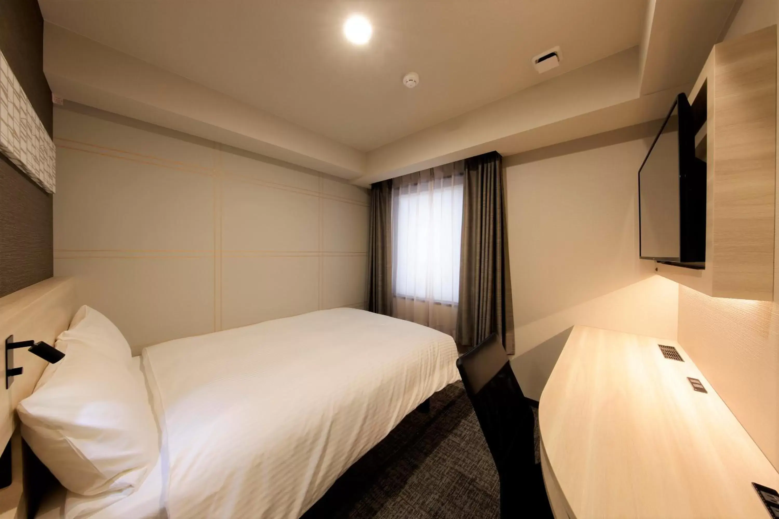 Photo of the whole room, Bed in Smile Hotel Osaka Nakanoshima