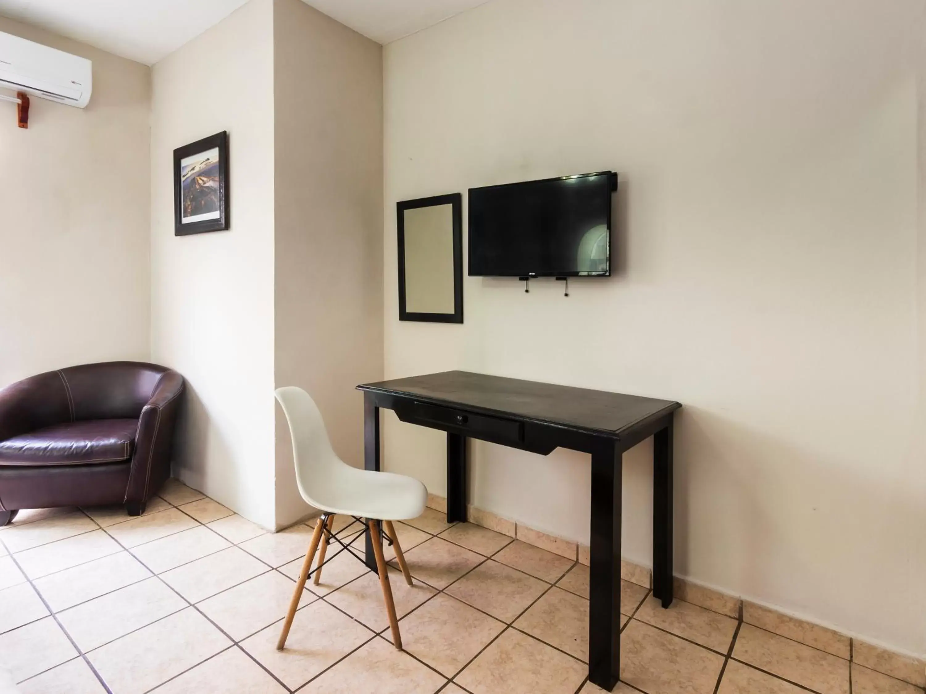 Seating area, TV/Entertainment Center in Boca Inn Hotel & Suites