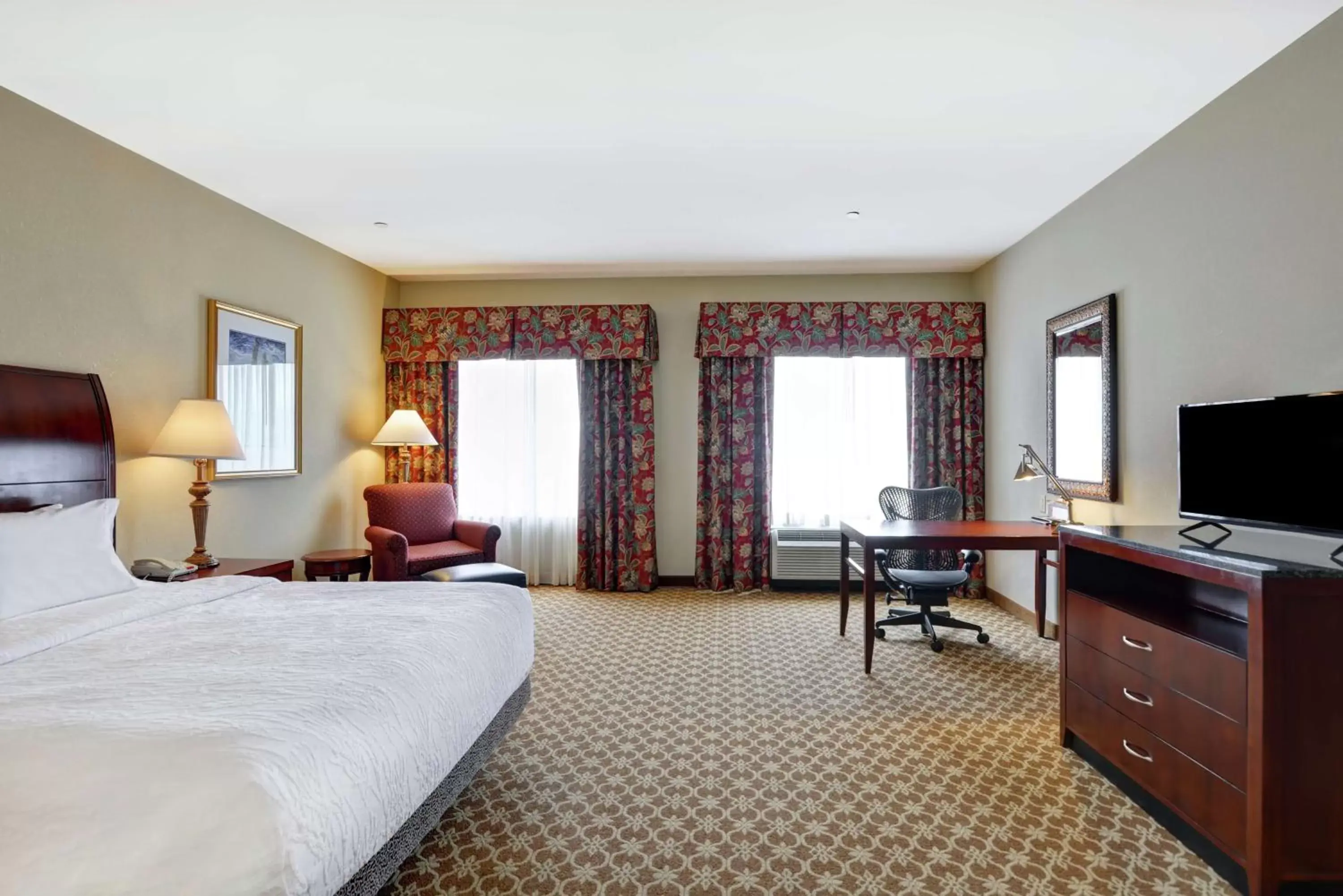 Bedroom, TV/Entertainment Center in Hilton Garden Inn Amarillo