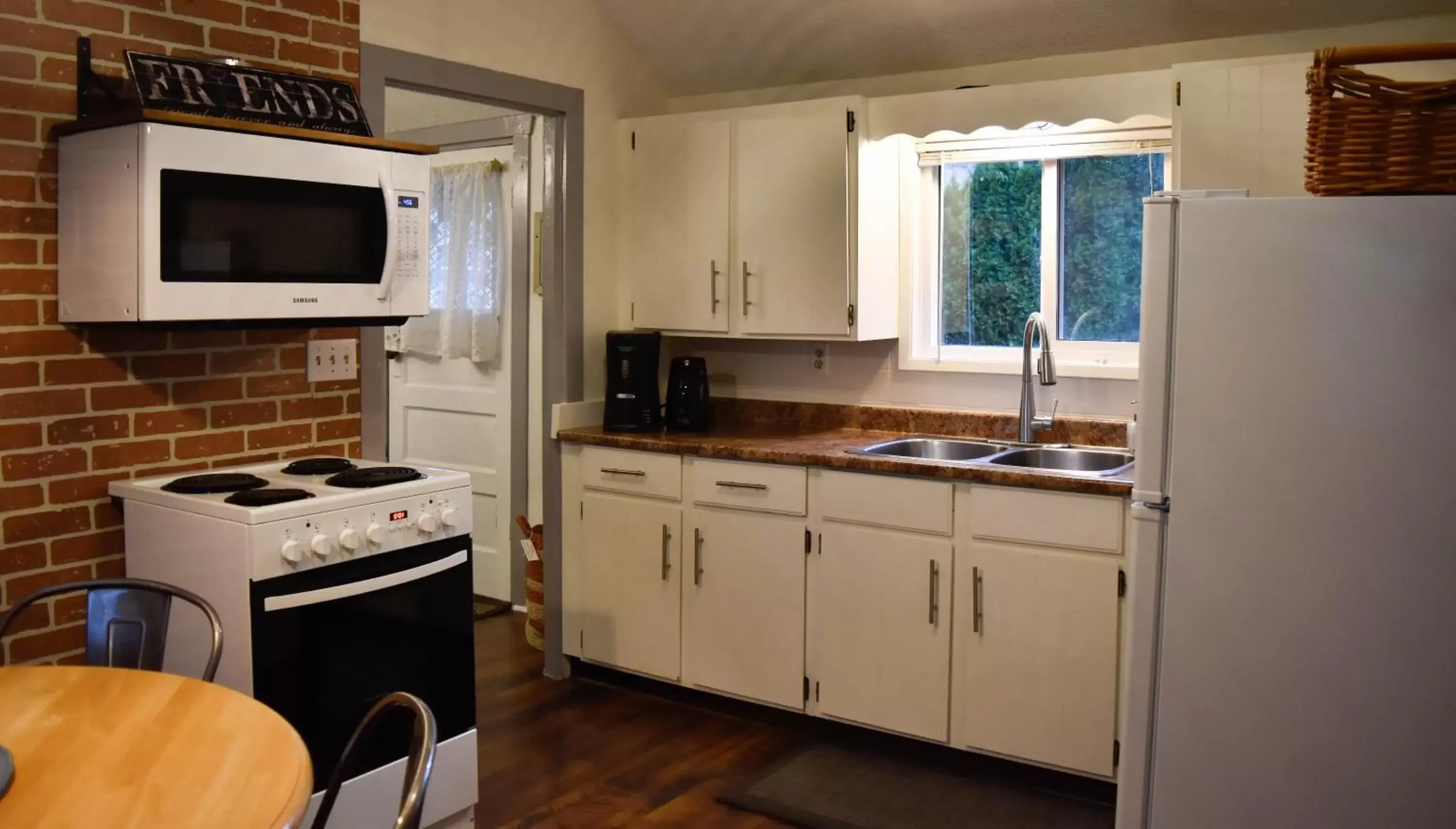 Kitchen or kitchenette, Kitchen/Kitchenette in Bramblebank Cottages