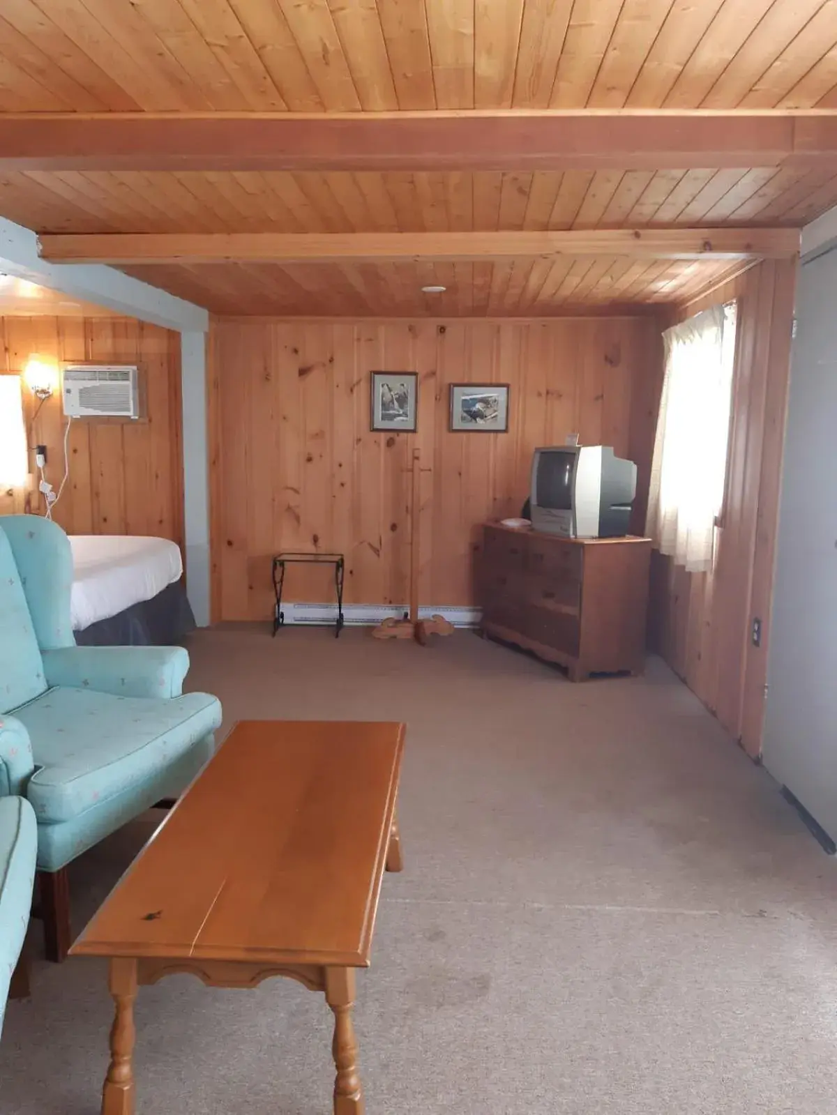Living room in Algonquin Lakeside Inn
