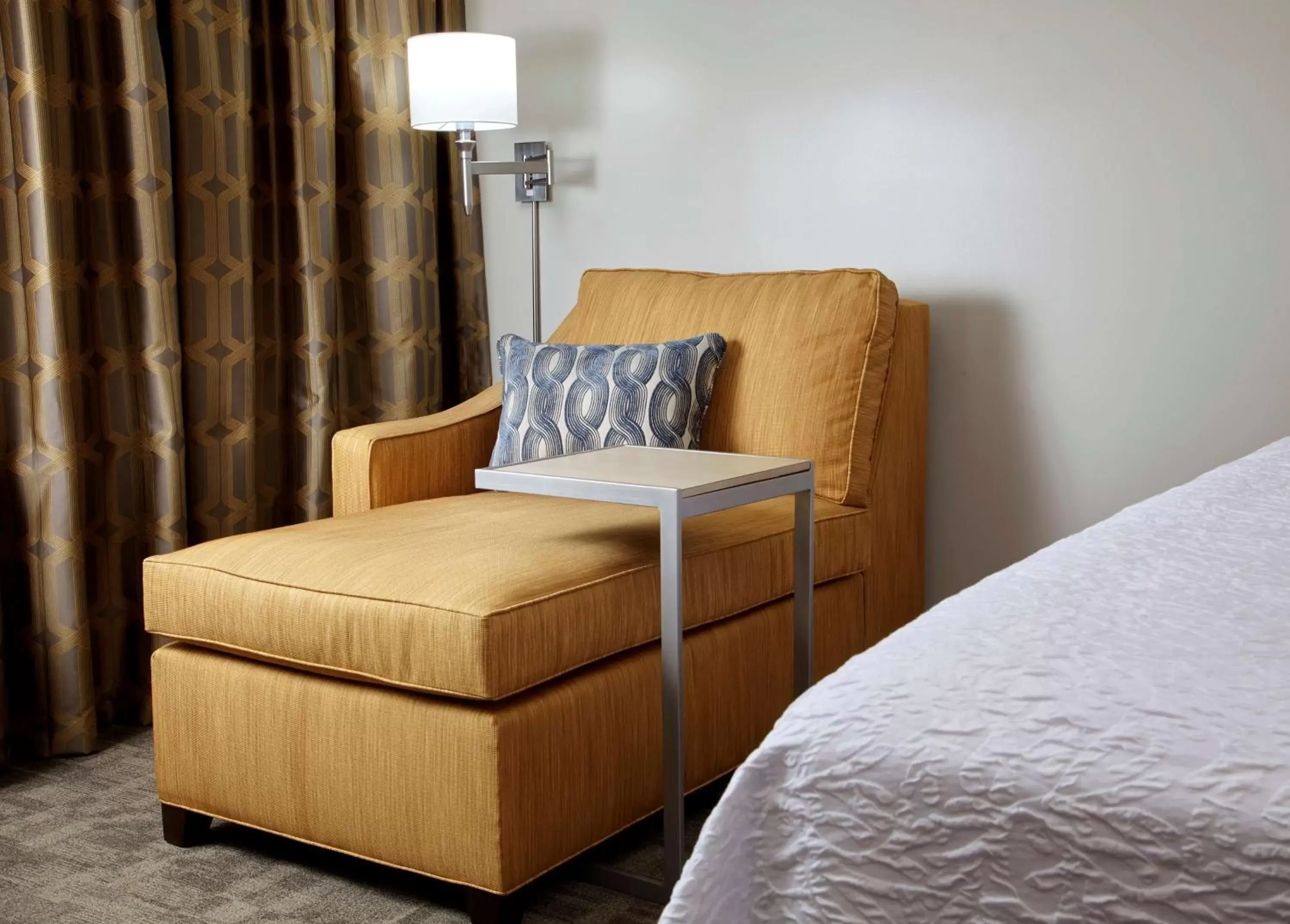 Bed in Hampton Inn & Suites Pittsburgh Airport South/Settlers Ridge