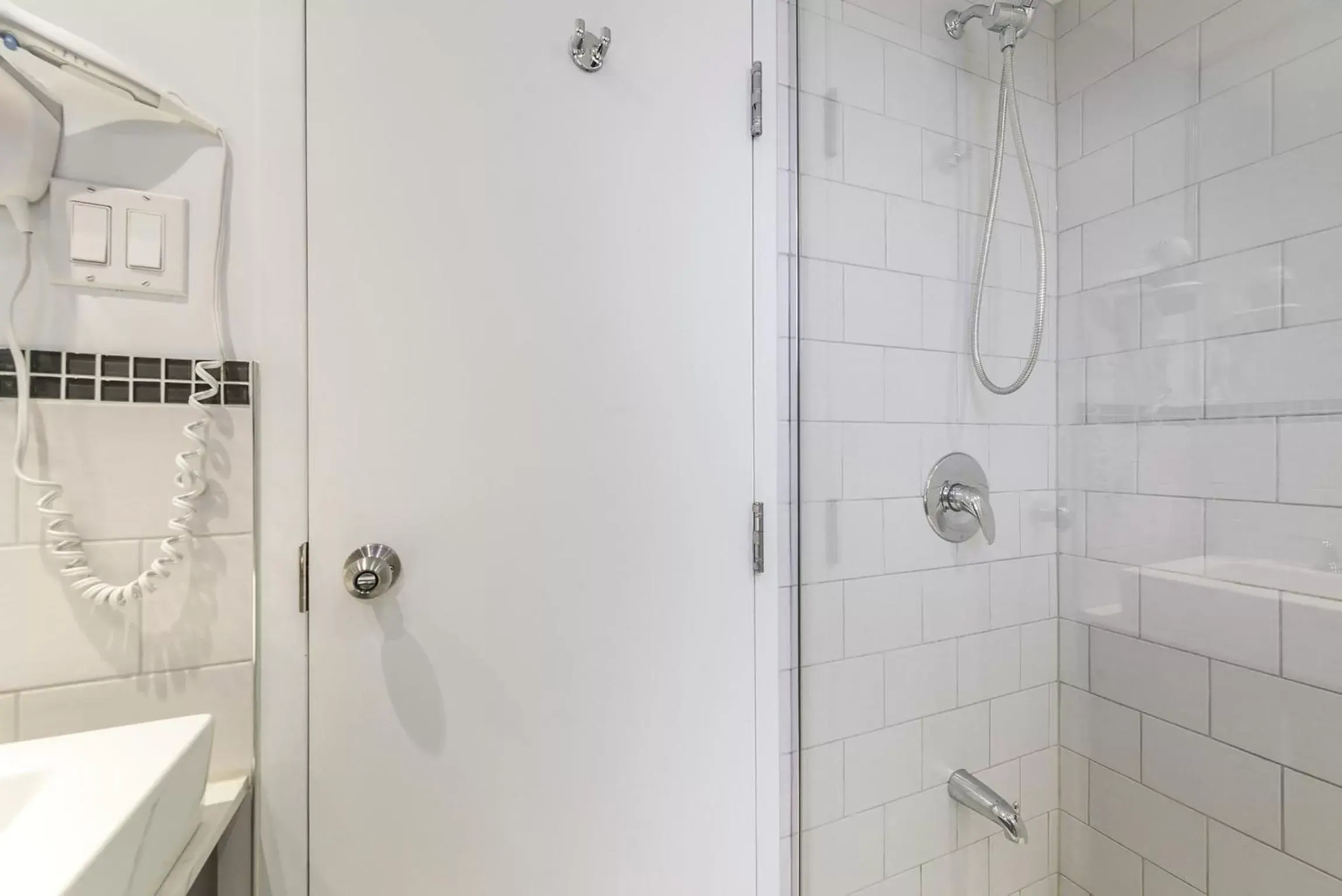 Shower, Bathroom in Terrasse Royale Hotel