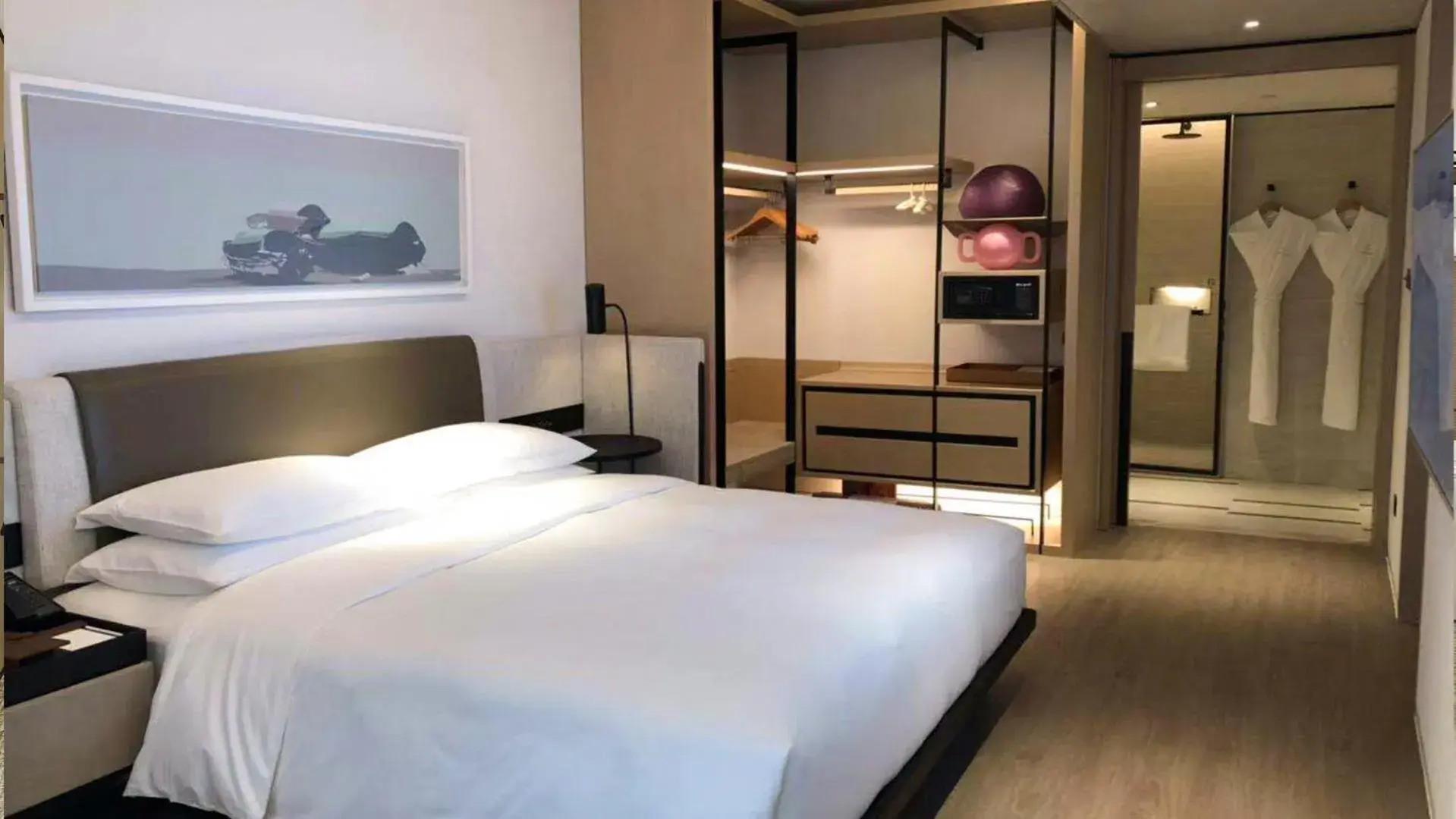 Photo of the whole room, Bed in Hotel Kapok Shenzhen Luohu