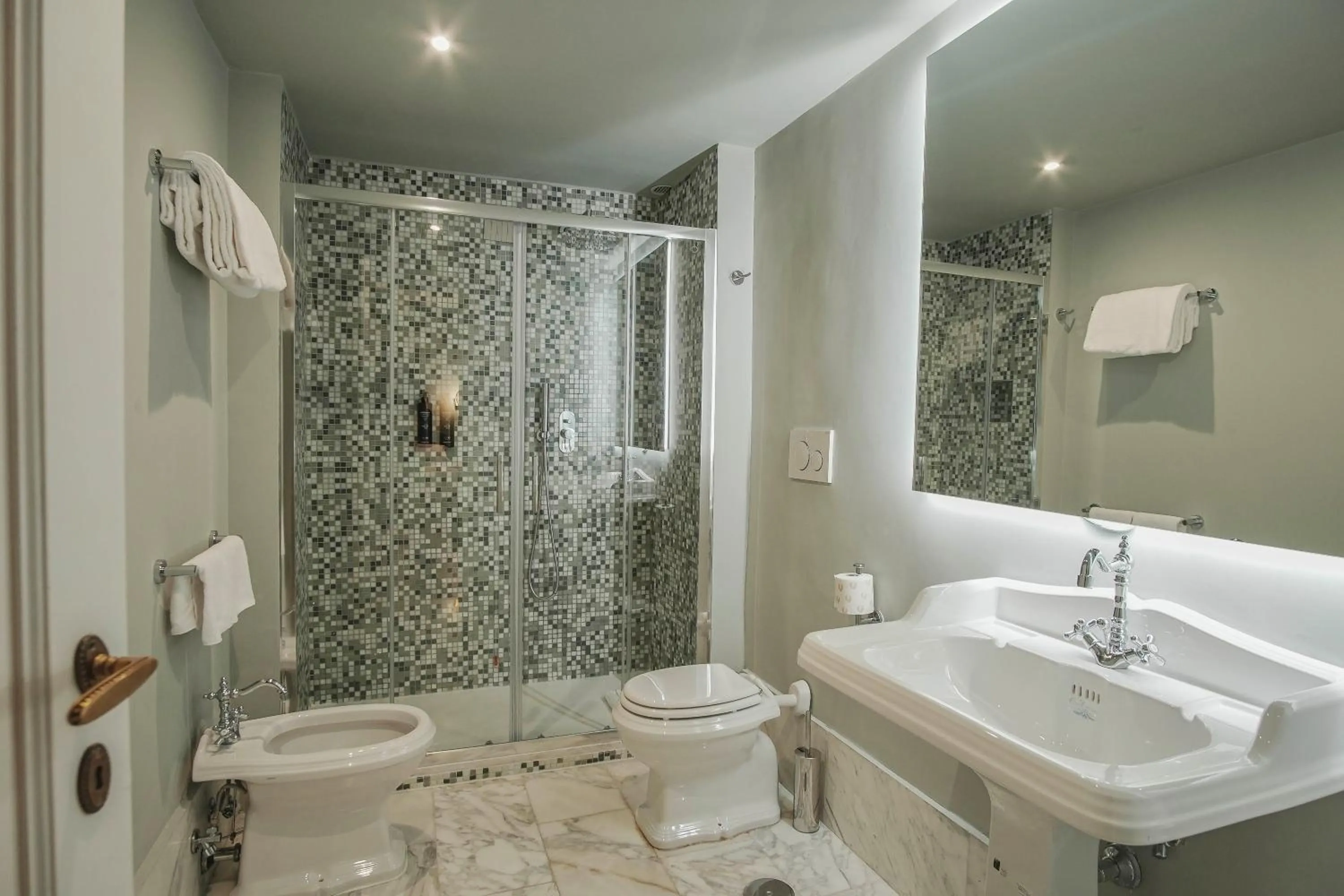 Shower in Hotel City Palazzo Dei Cardinali