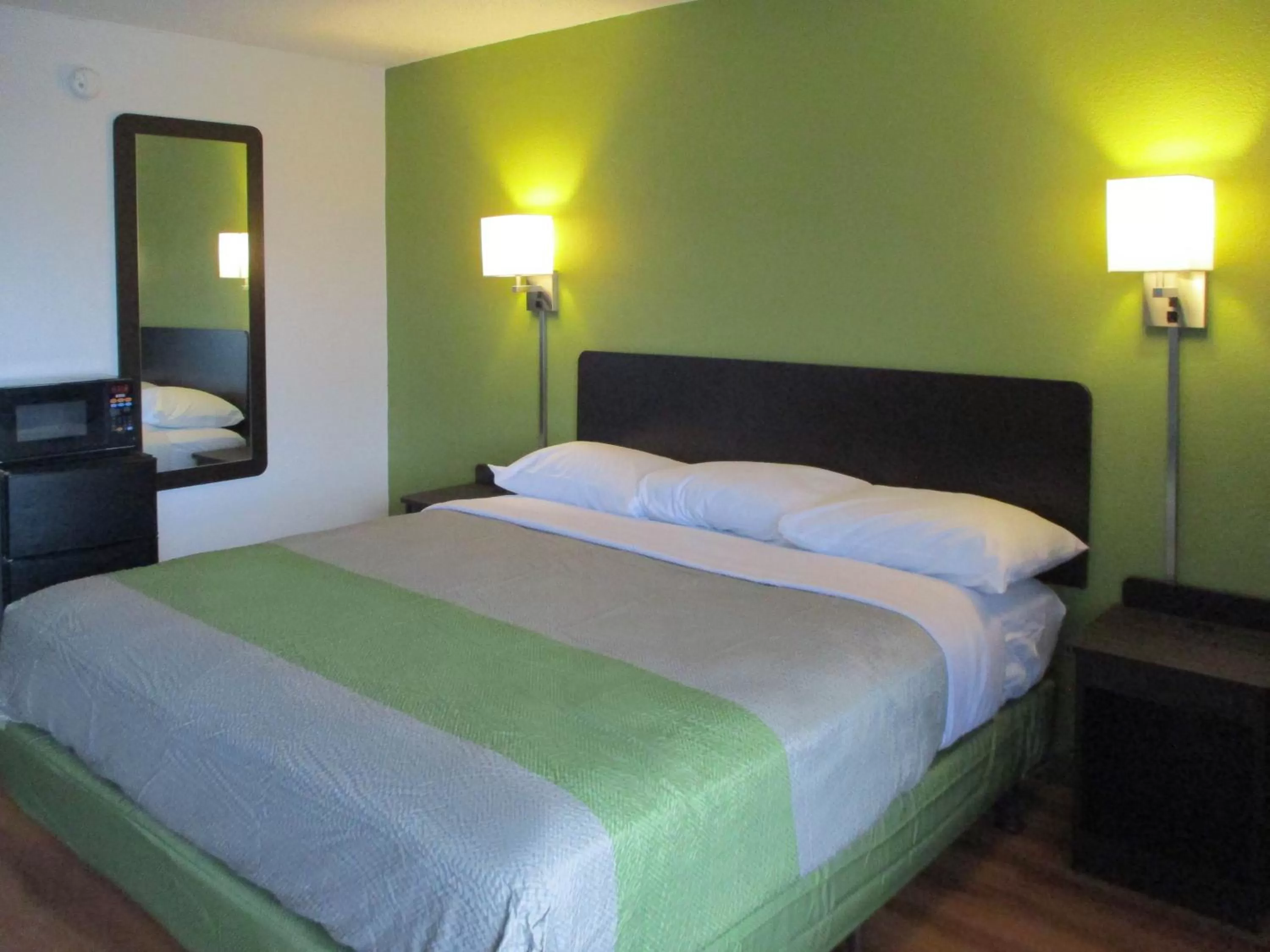 Bed in Motel 6-Chilhowie, VA