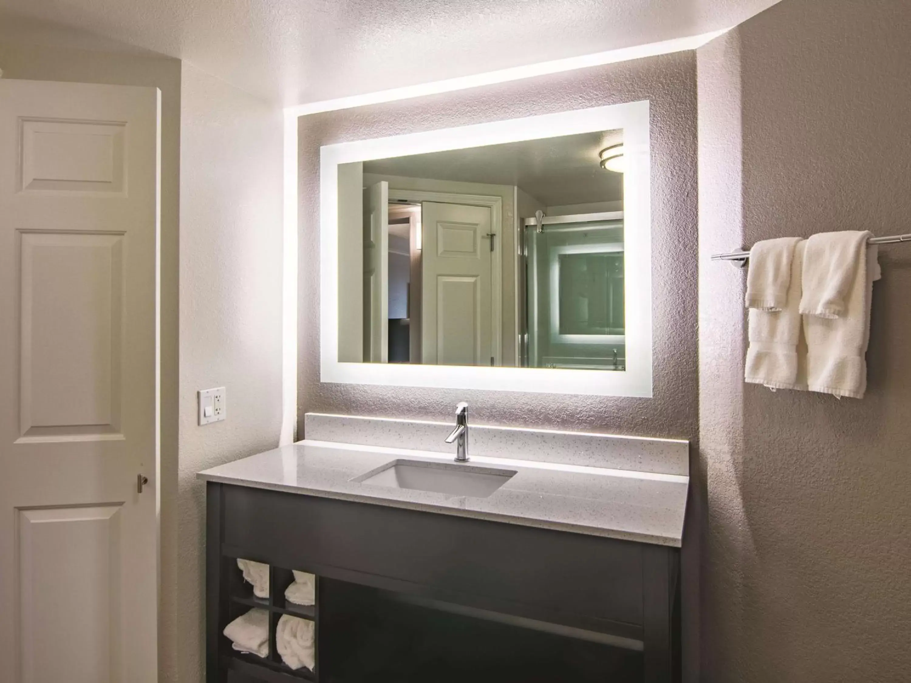 Photo of the whole room, Bathroom in La Quinta by Wyndham Oklahoma City Norman