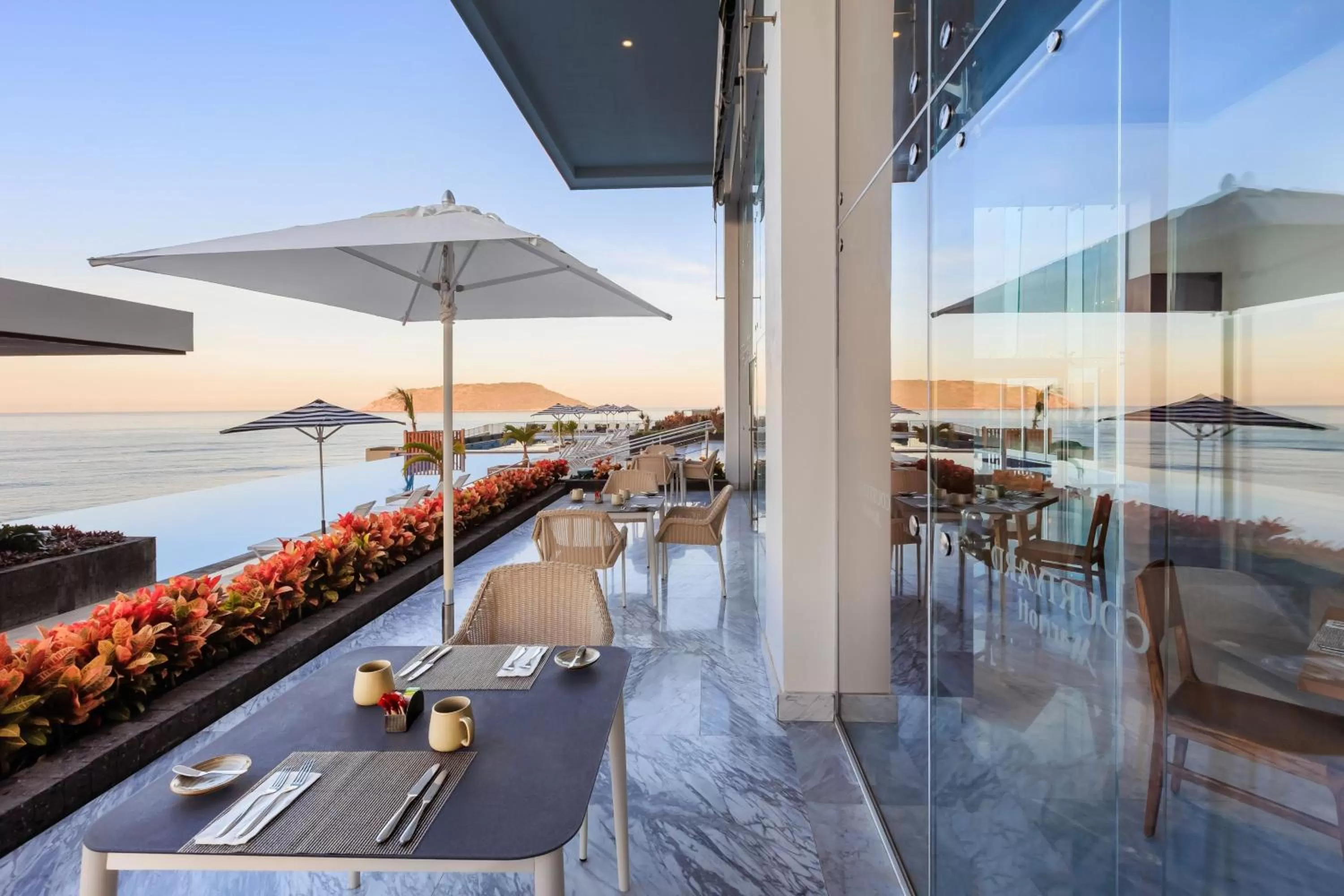 Restaurant/places to eat in Courtyard by Marriott Mazatlan Beach Resort