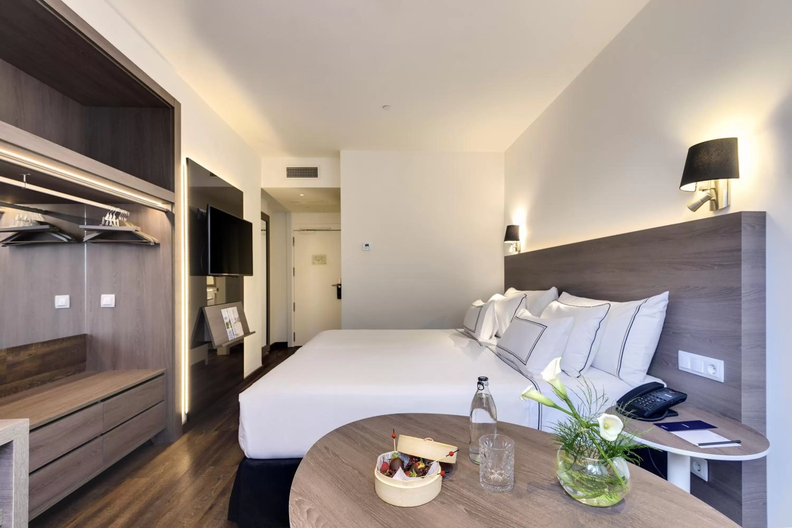 Photo of the whole room, Bed in Melia Madrid Serrano