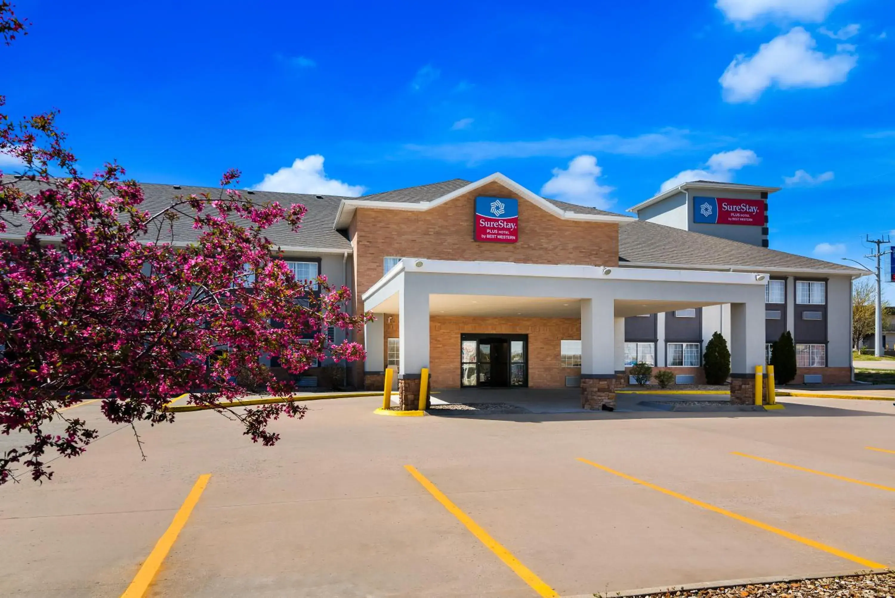 Property building in SureStay Plus Hotel by Best Western Topeka Property building in SureStay Plus Hotel by Best Western Topeka