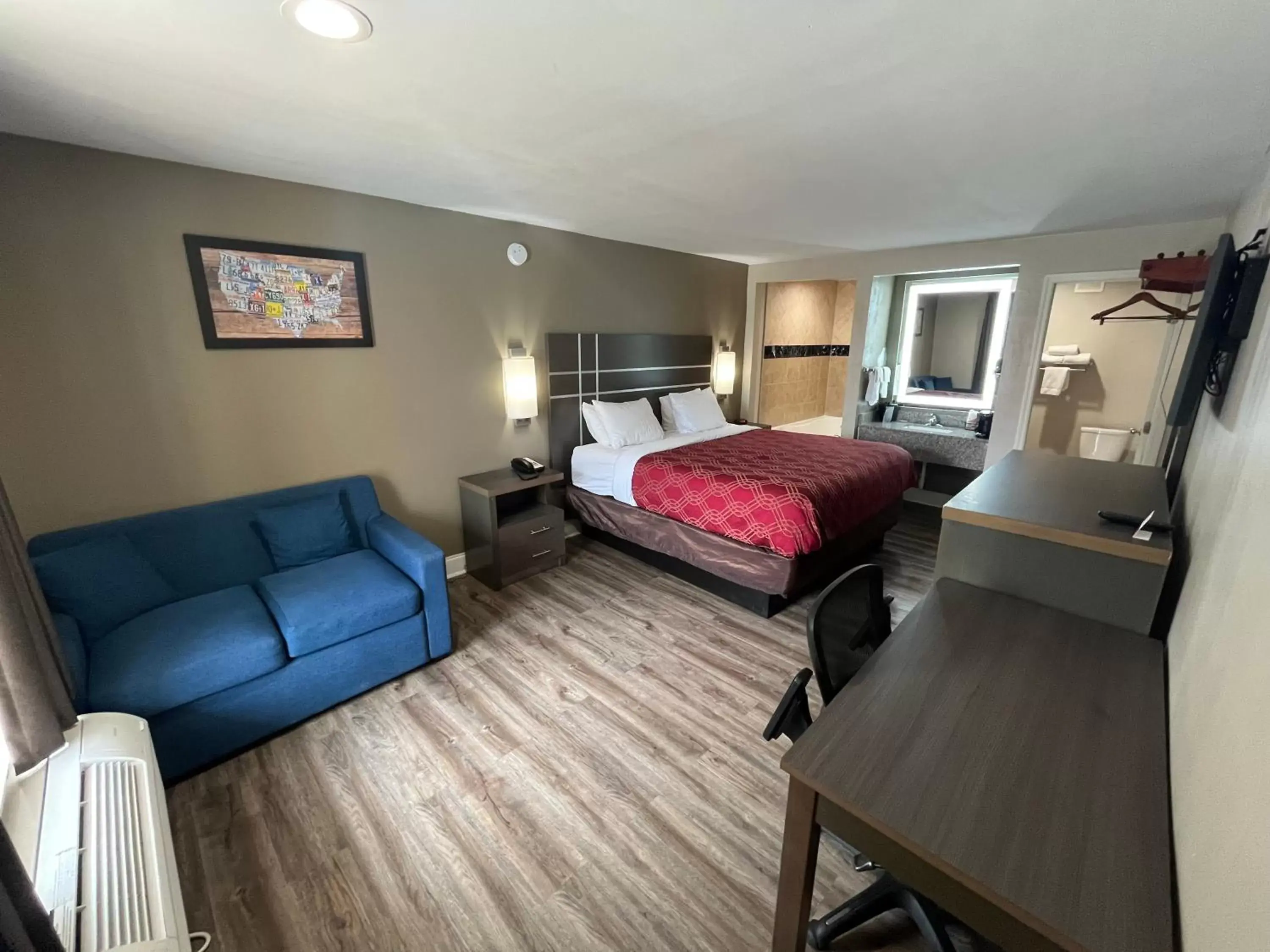 Bedroom in Econo Lodge Inn & Suites Nashville SE Murfreesboro - MTSU