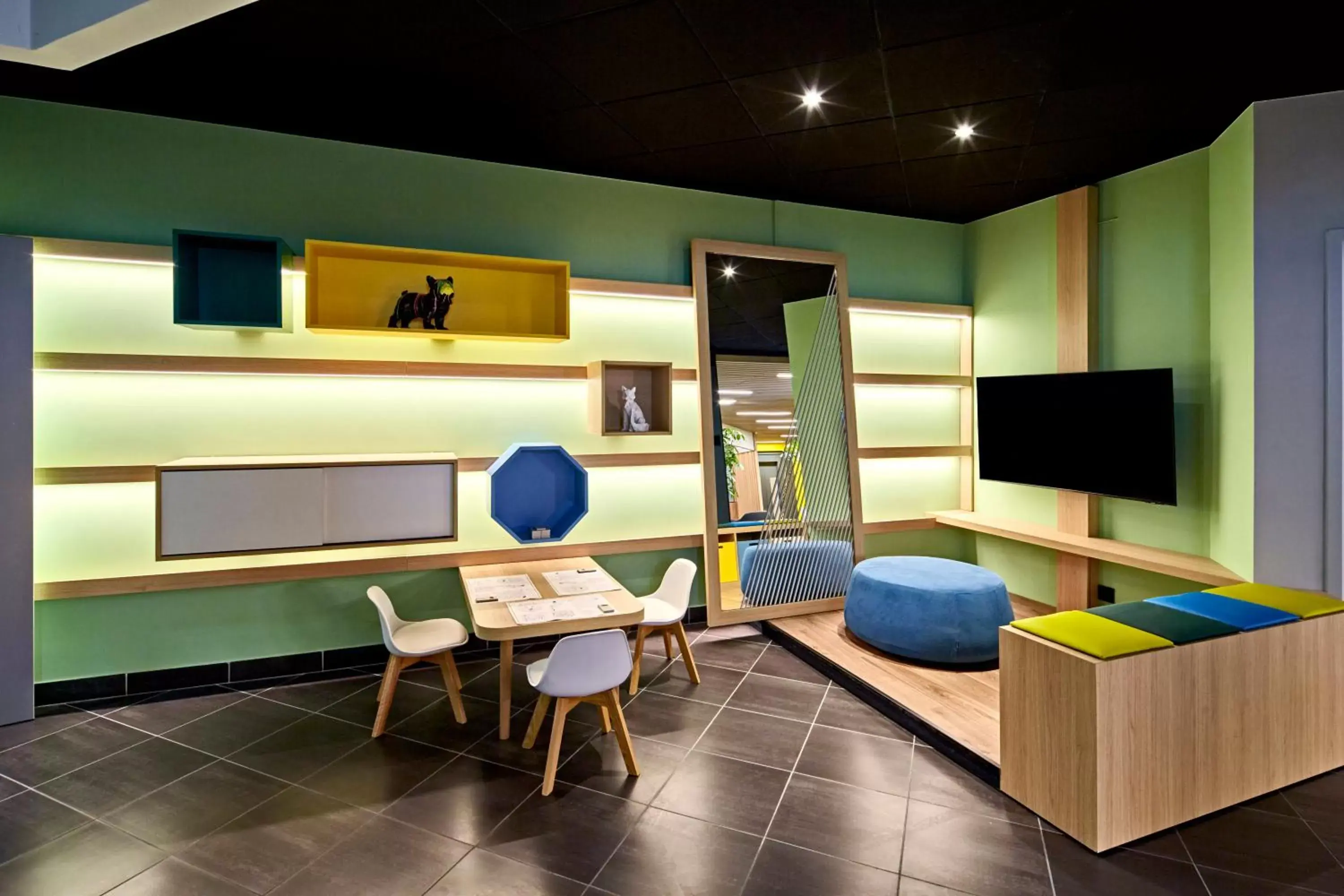 Property building, TV/Entertainment Center in Holiday Inn Clermont Ferrand Centre, an IHG Hotel