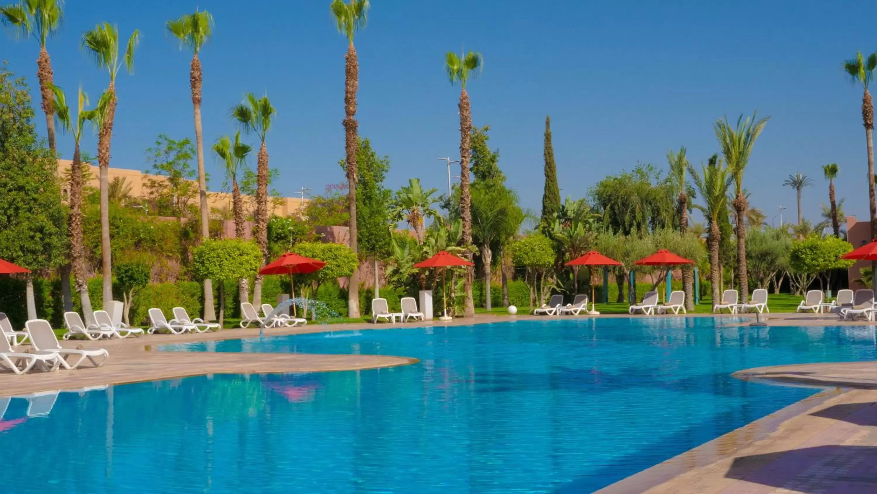 Swimming Pool in Palm Plaza Hôtel & Spa