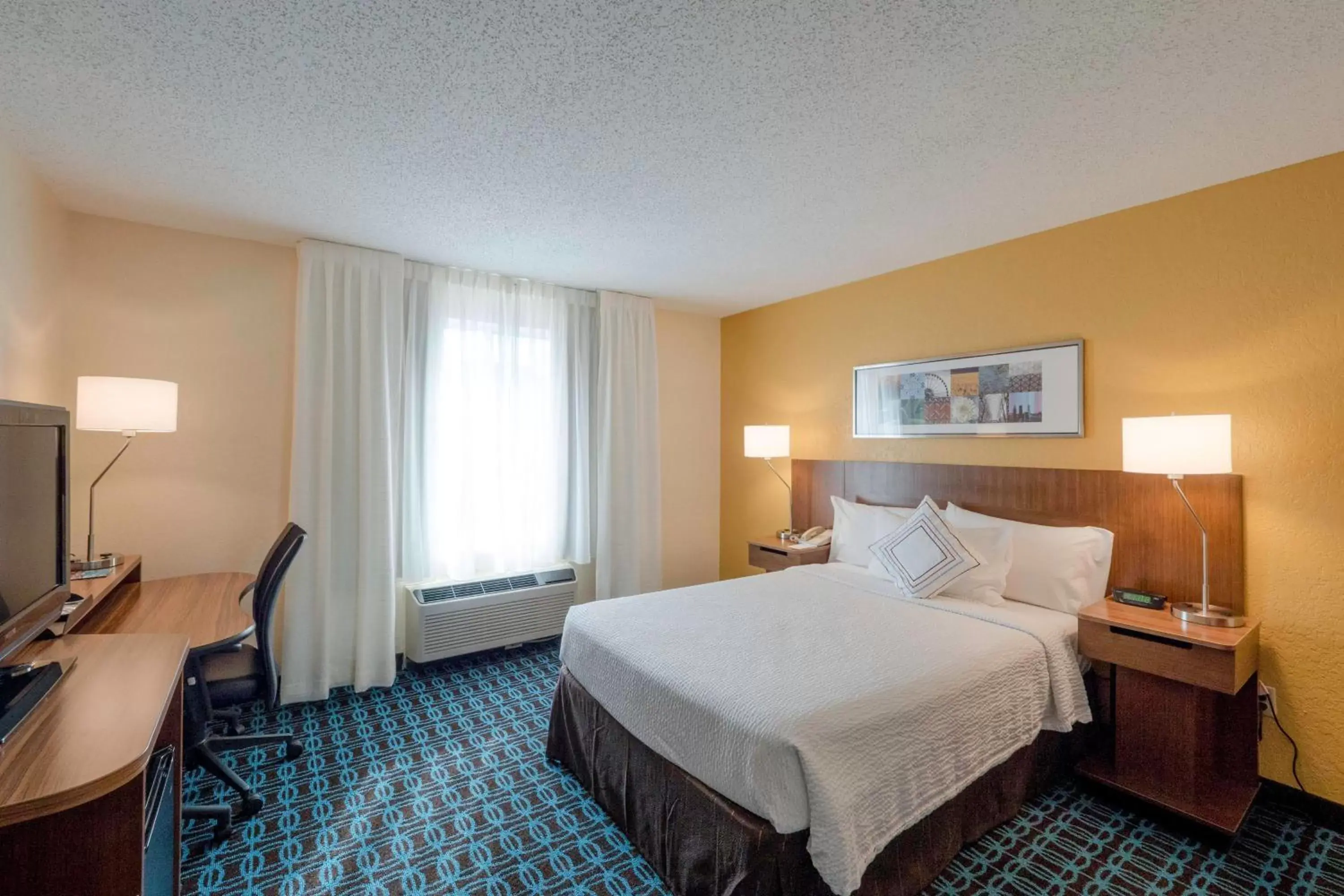 Photo of the whole room, Bed in Fairfield Inn & Suites by Marriott Cleveland Streetsboro