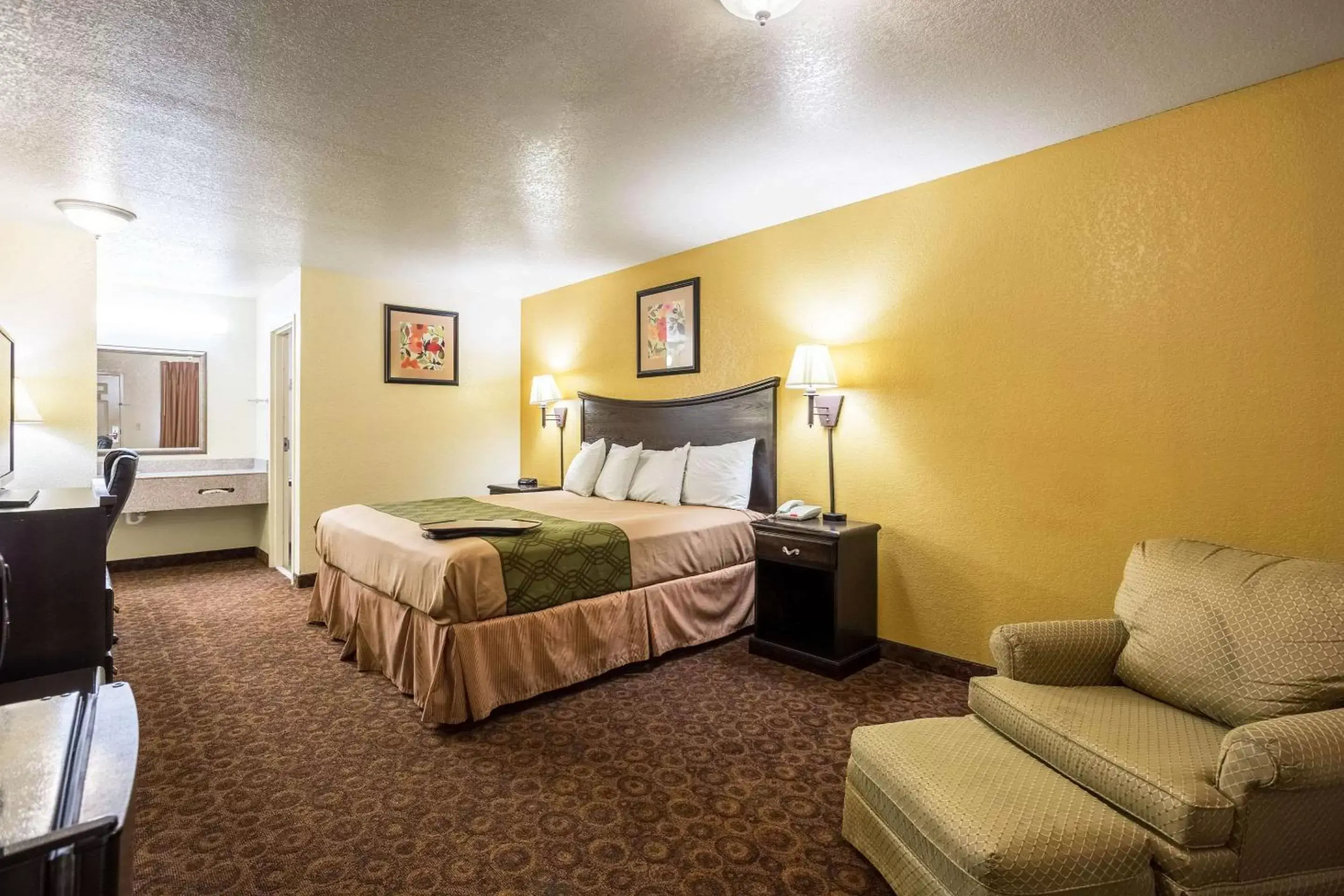 Photo of the whole room, Bed in Econo Lodge Inn & Suites Searcy