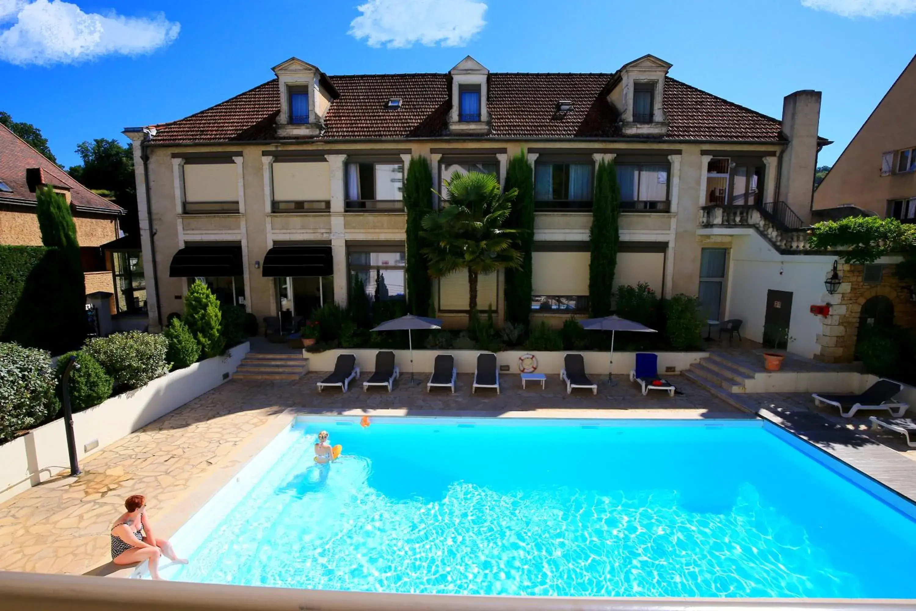 Property building, Swimming Pool in Best Western Le Renoir