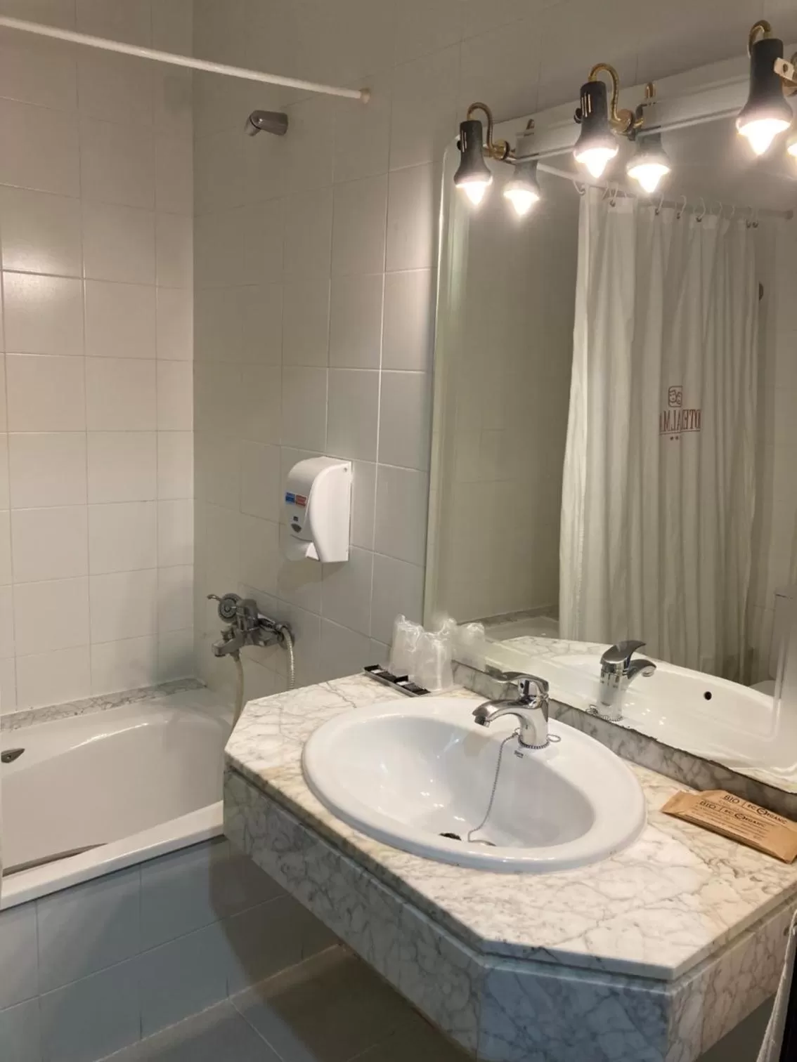 Bathroom in Hotel Almagro