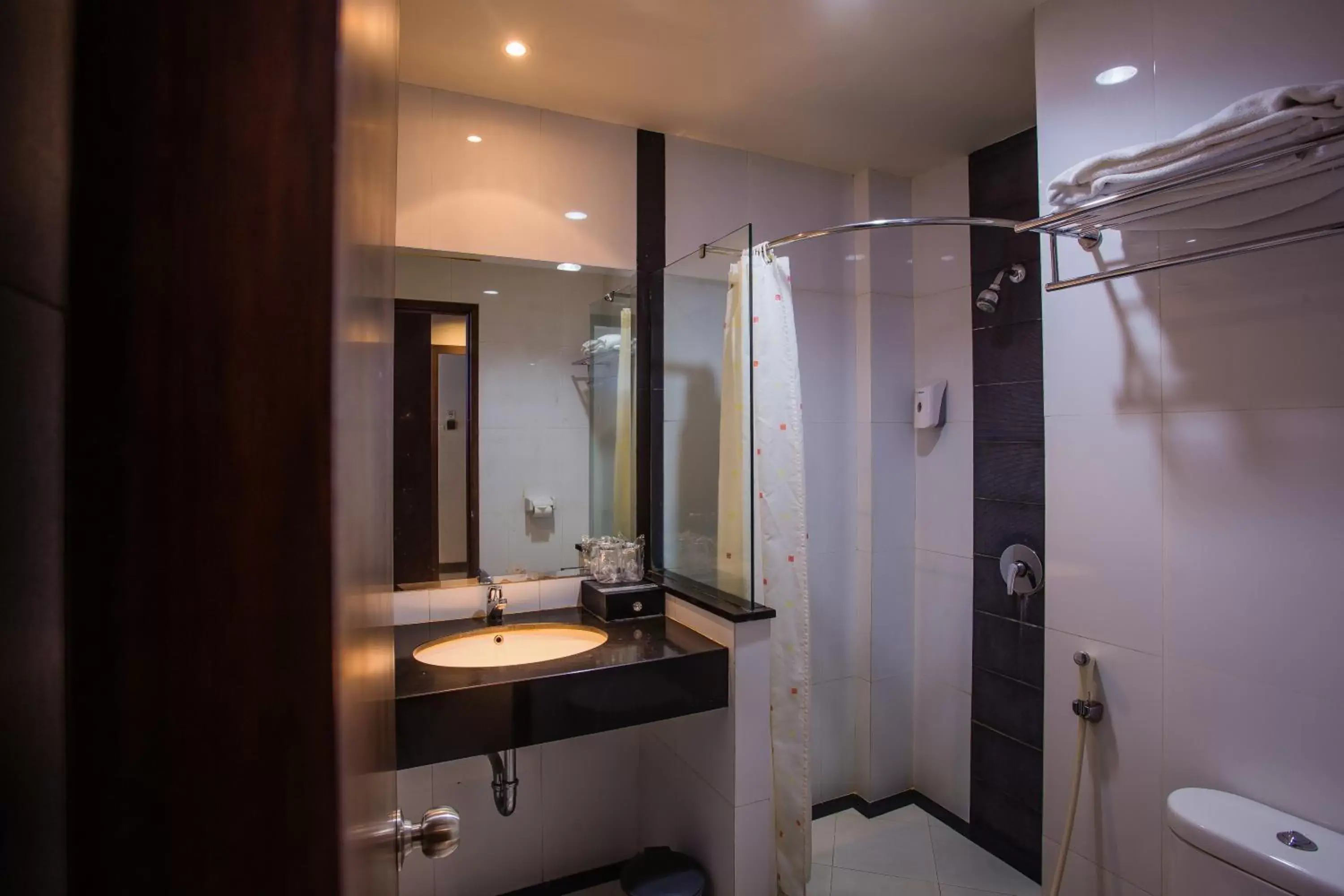 Shower, Bathroom in Lombok Garden Hotel