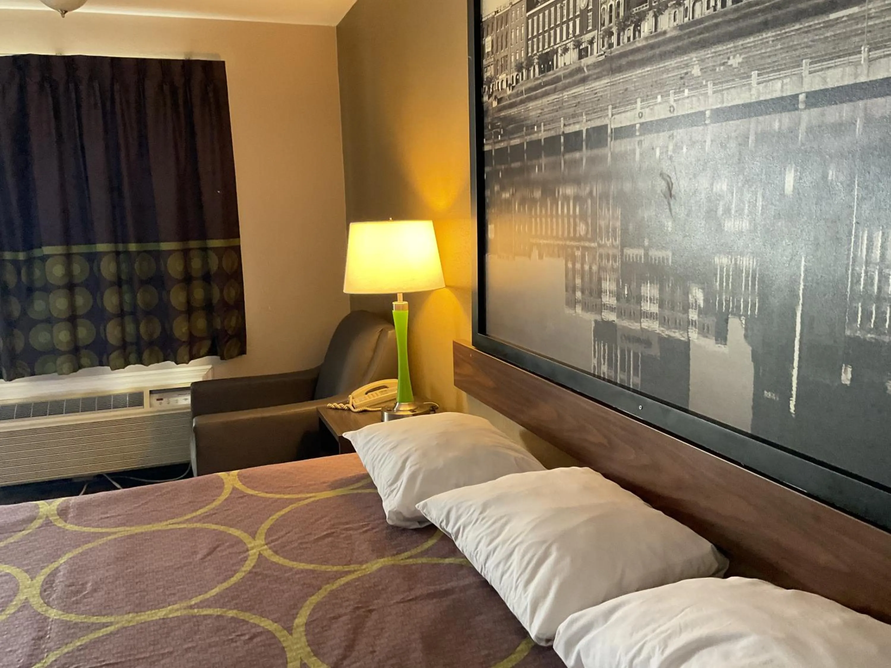 Bed in Super 8 by Wyndham Chattanooga/East Ridge