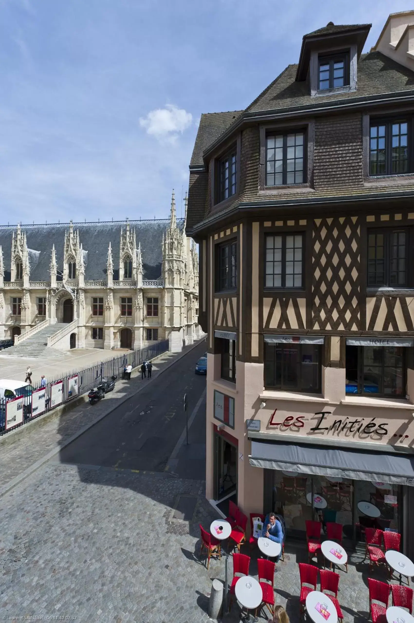 Facade/entrance, Property Building in Les Initiés