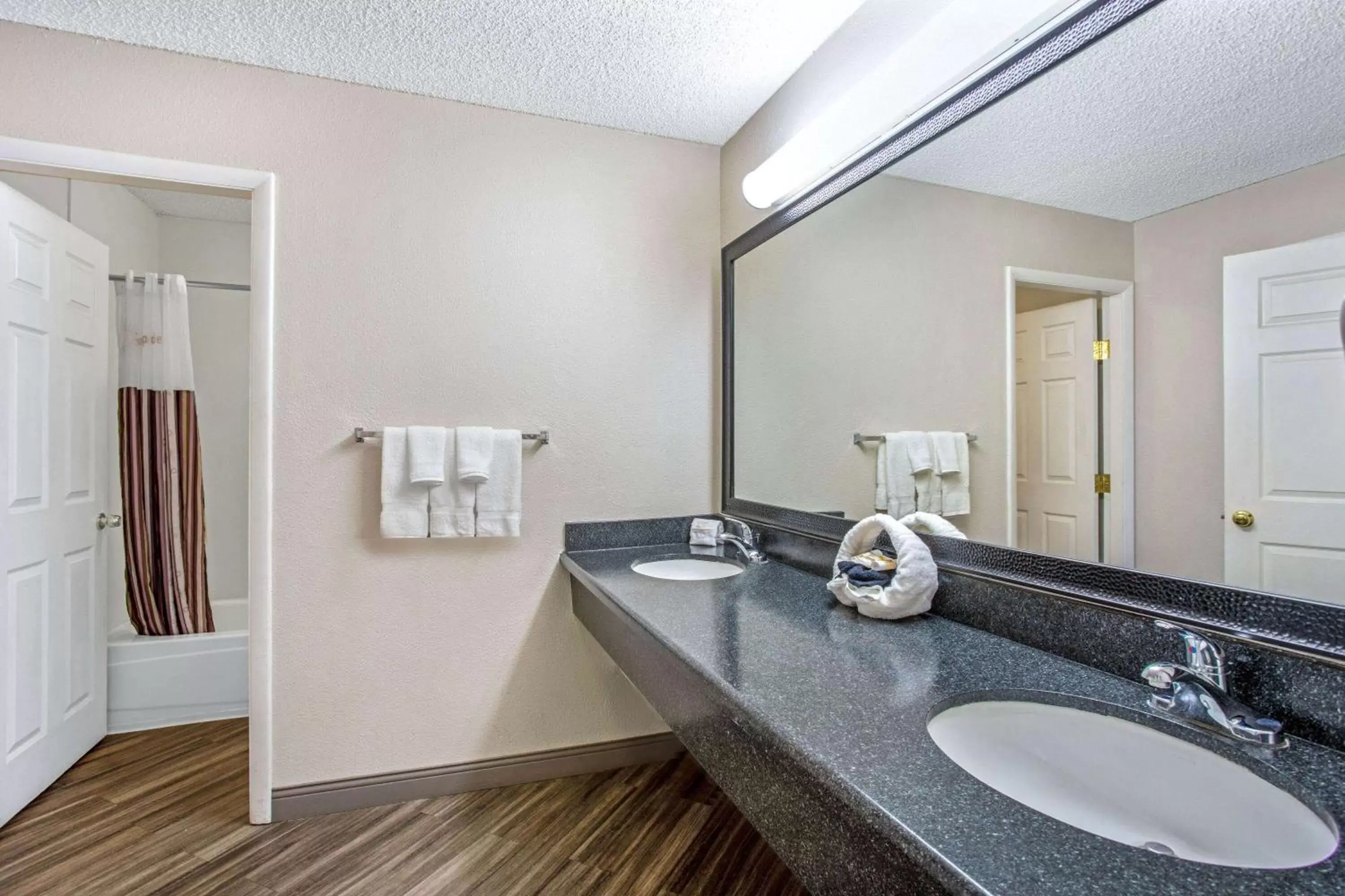 Bathroom in La Quinta Inn by Wyndham Tucson East