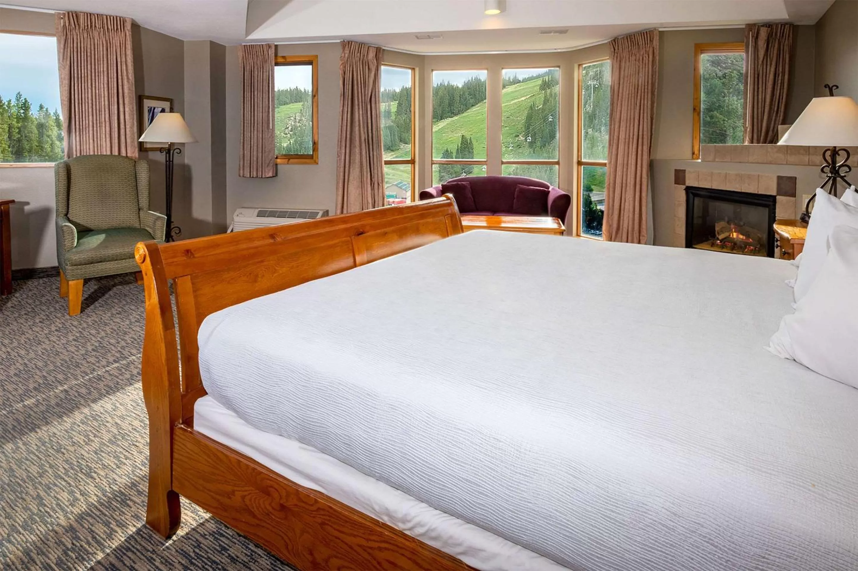 Photo of the whole room, Bed in Winter Park Mountain Lodge