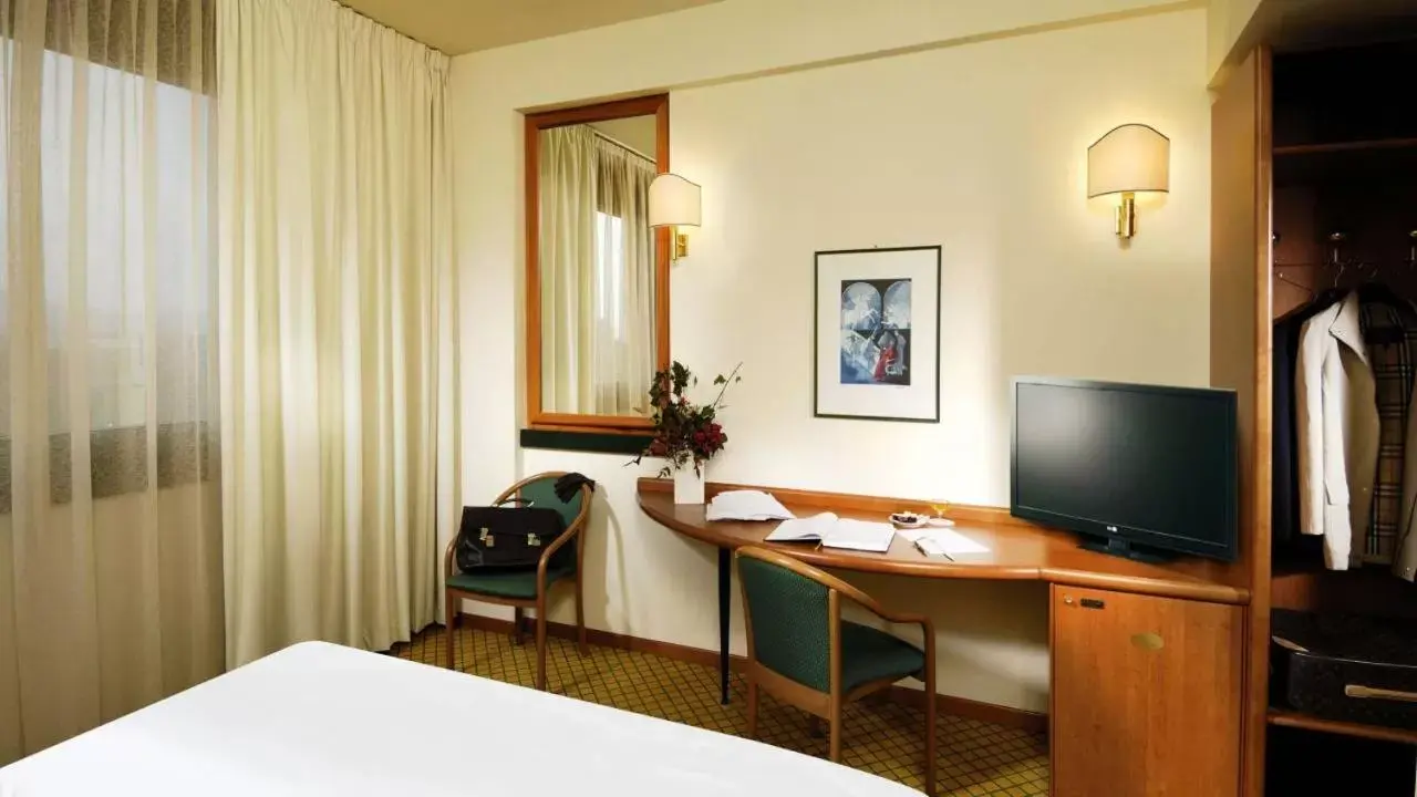 Bedroom, TV/Entertainment Center in Phi Hotel Emilia