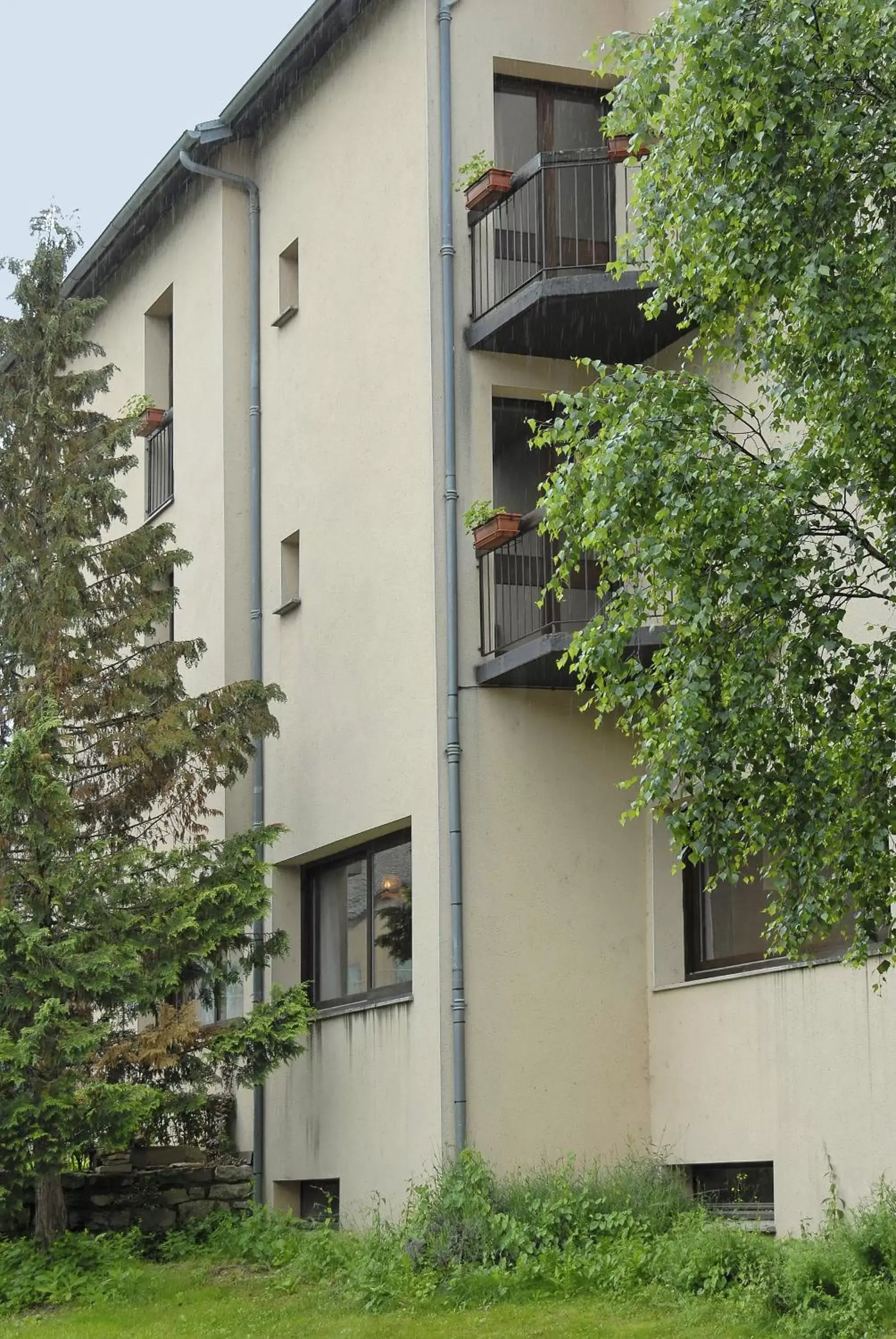 Garden, Property Building in Logis Hotel Restaurant Du Commerce