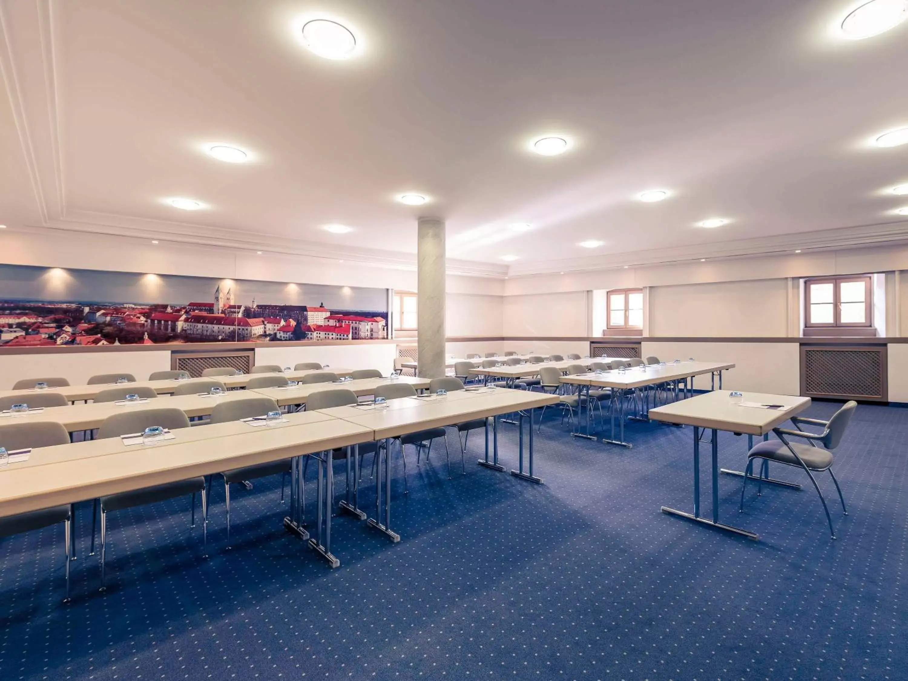 Meeting/conference room, Swimming Pool in Mercure Hotel München Airport Freising