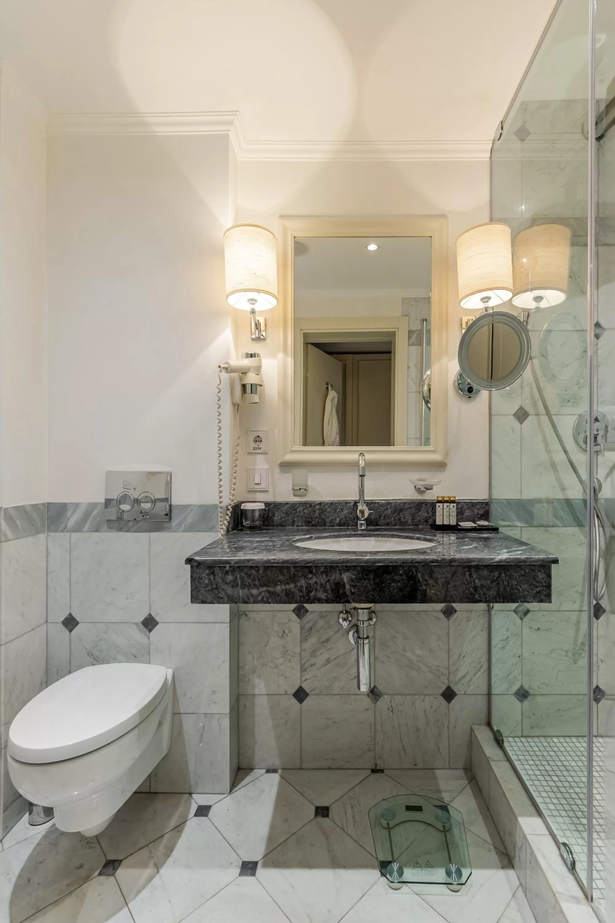 Shower in Maidan Palace Hotel