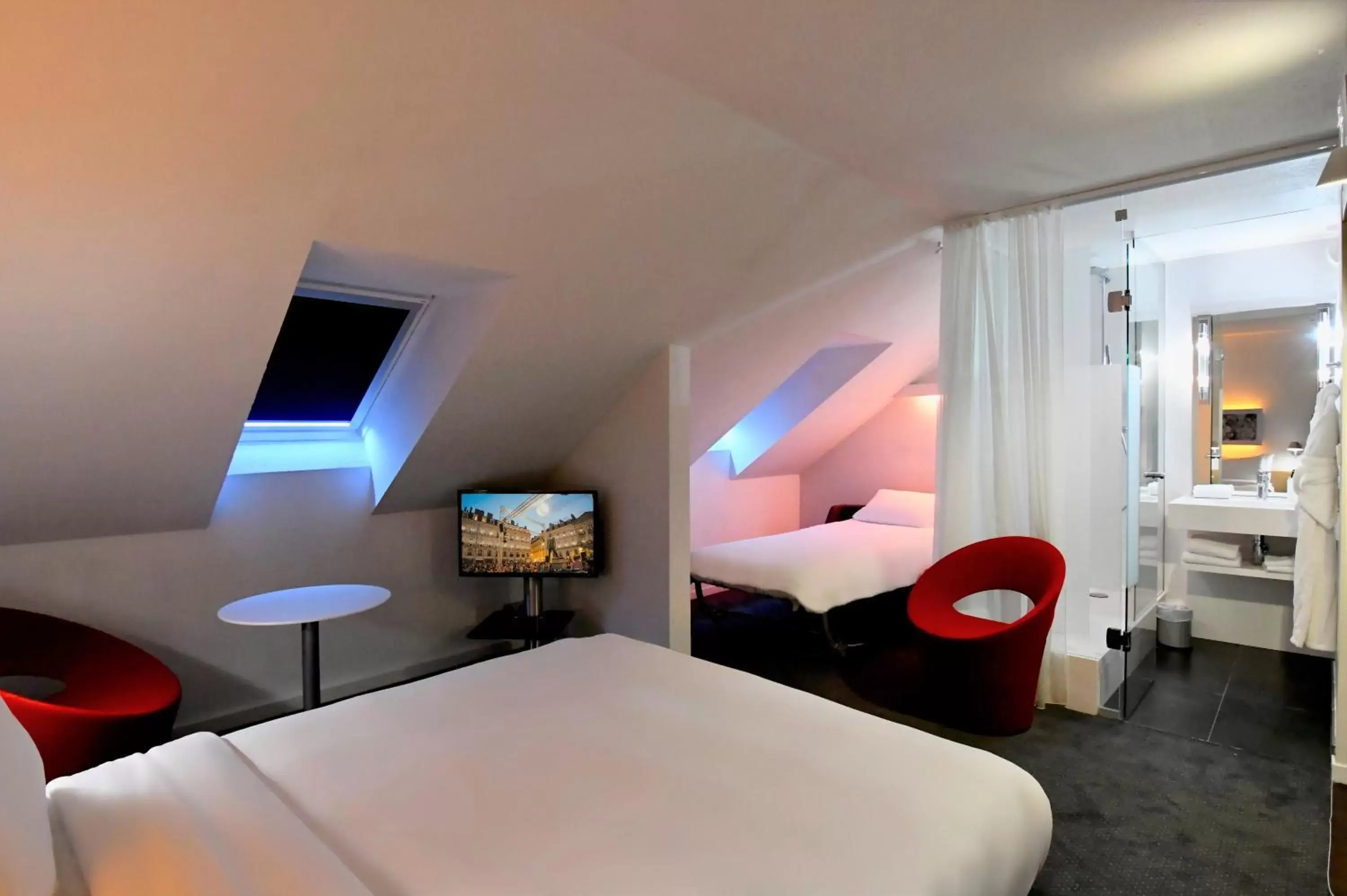 Photo of the whole room, Bed in Mercure Nantes Centre Gare