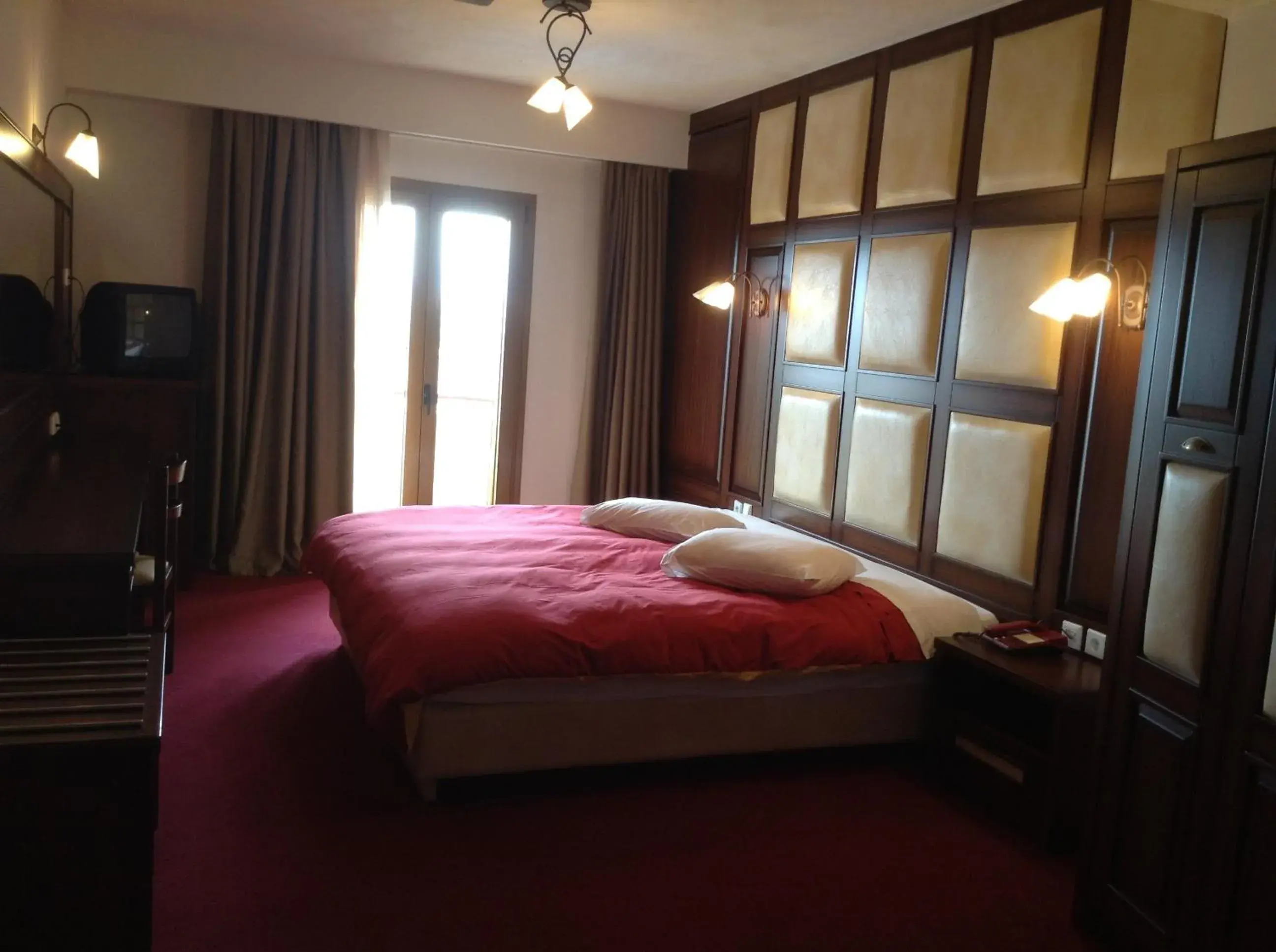 Photo of the whole room, Bed in Hotel Orfeas
