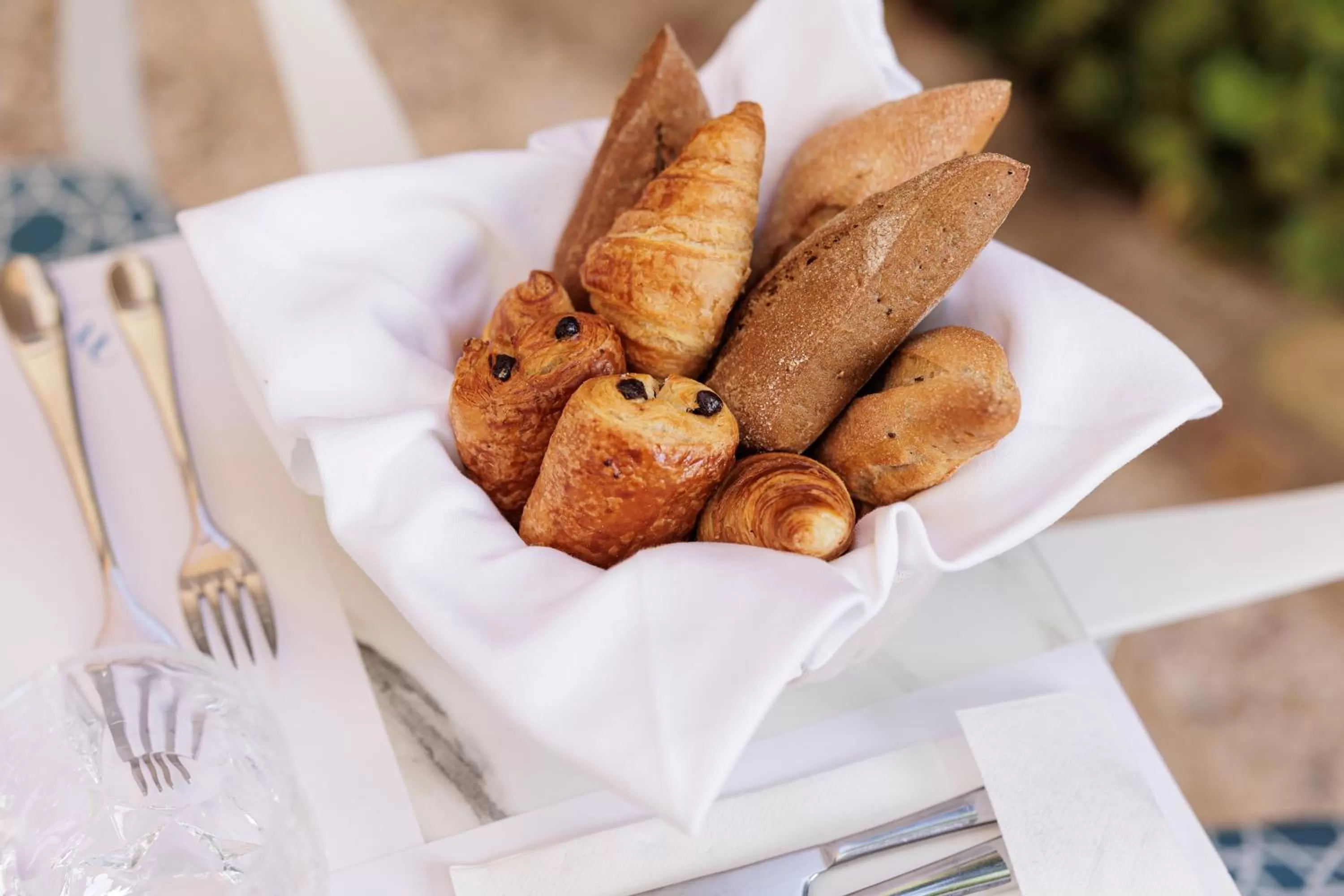 Breakfast in Acanthus blue