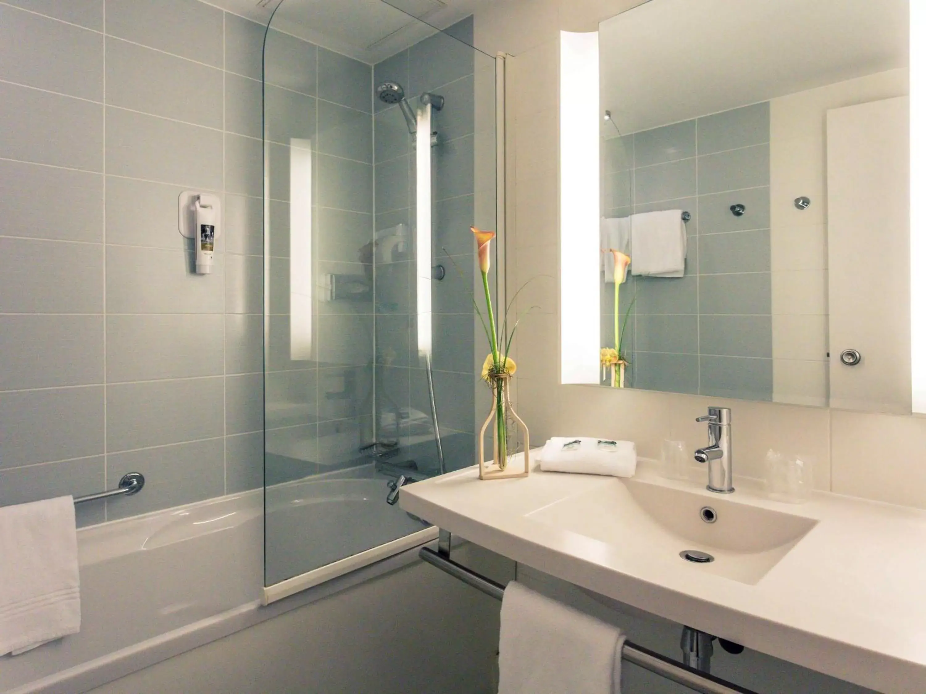 Photo of the whole room, Bathroom in Hotel Mercure Toulouse Centre Compans