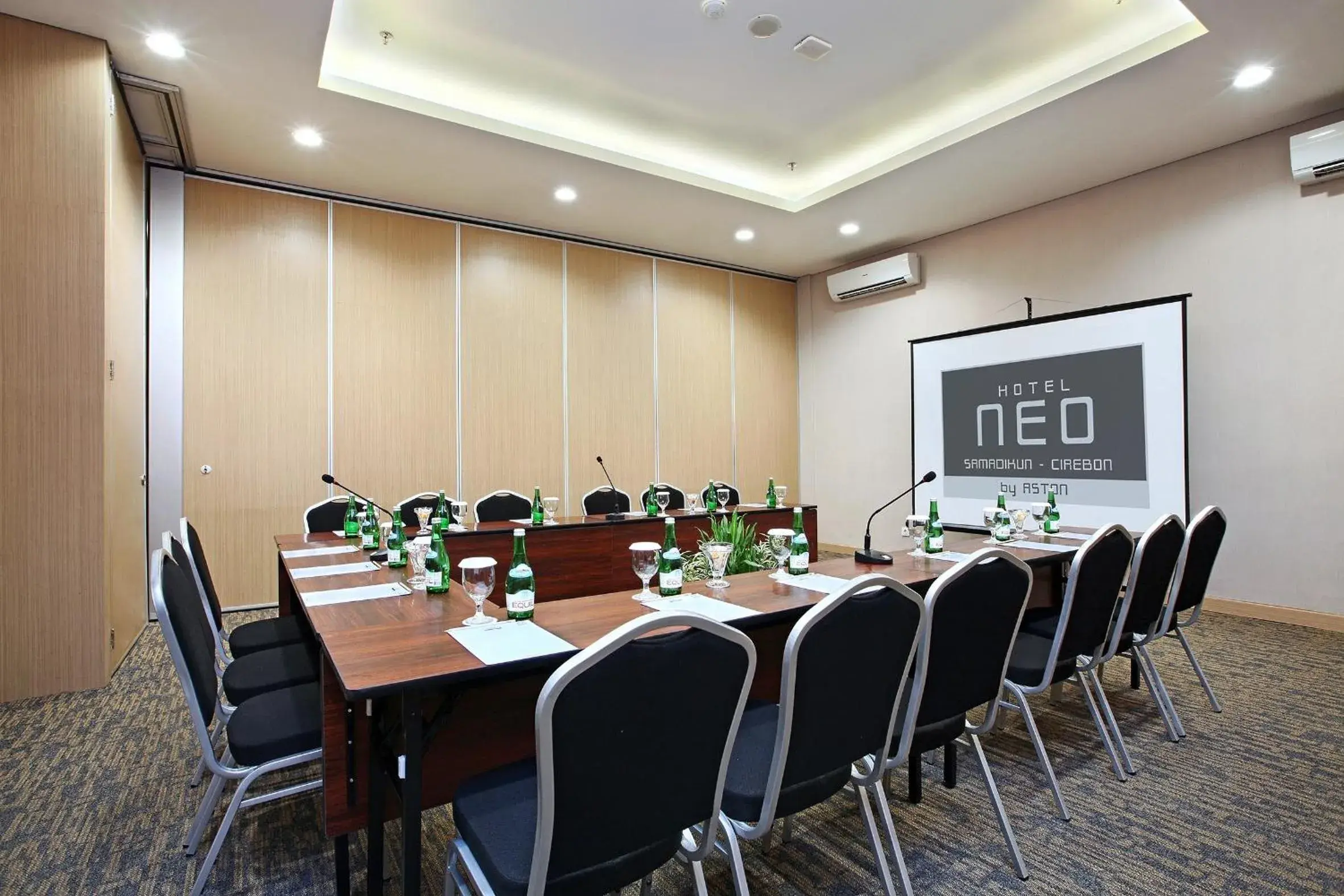 Meeting/conference room in Neo Samadikun Cirebon Hotel