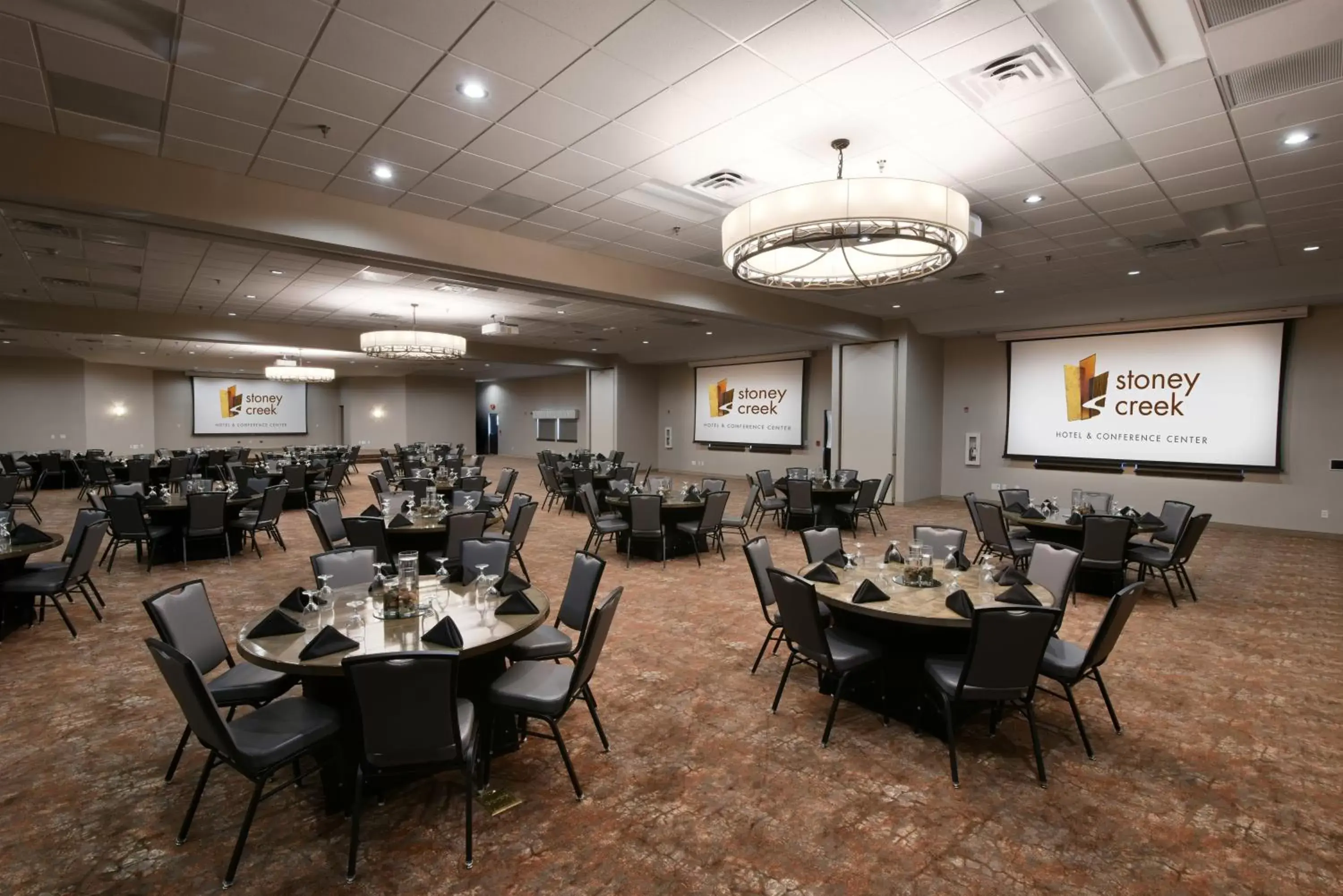 Meeting/conference room, Restaurant/Places to Eat in Stoney Creek Hotel La Crosse - Onalaska