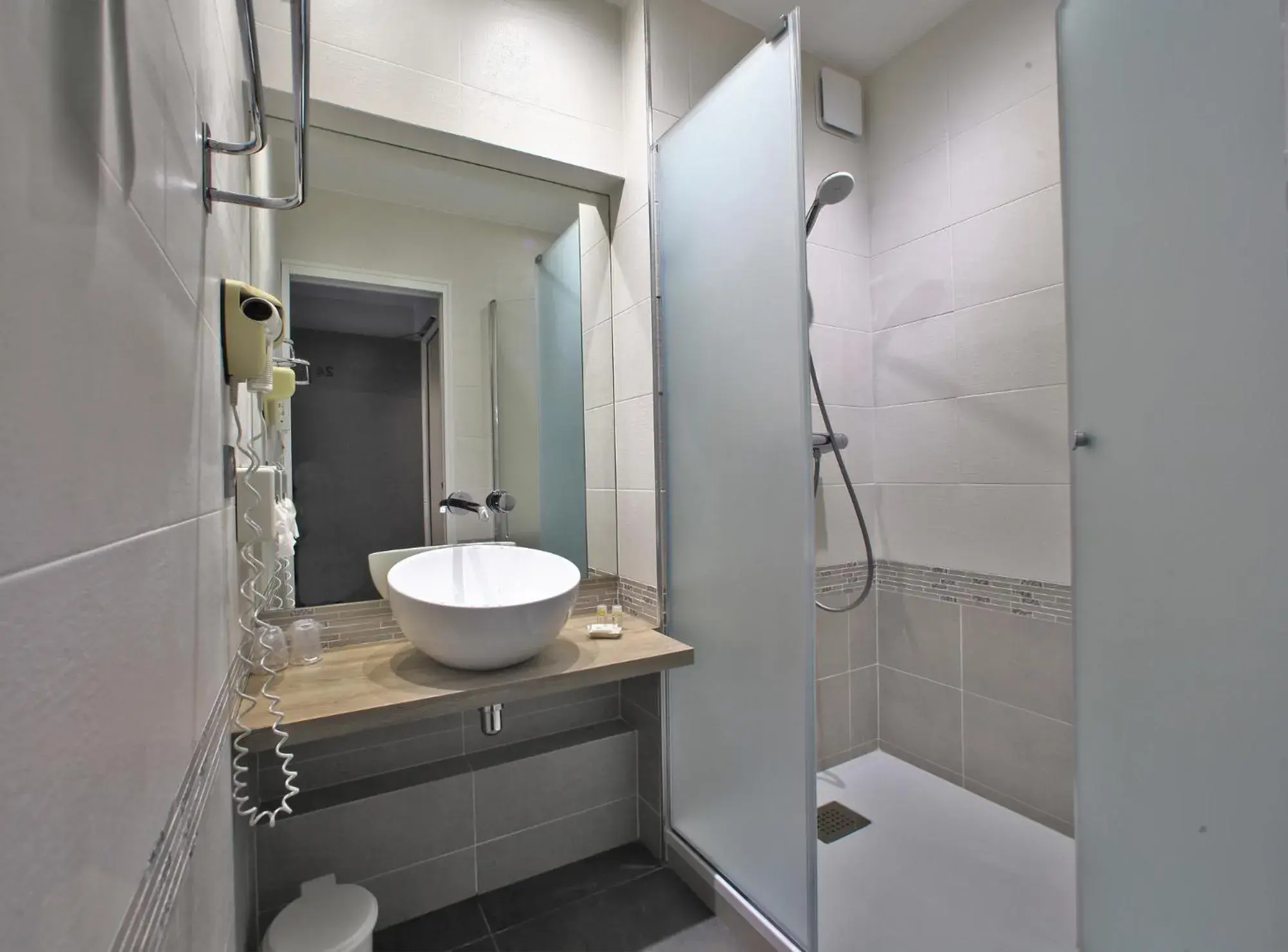 Shower, Bathroom in Hotel de Compostelle