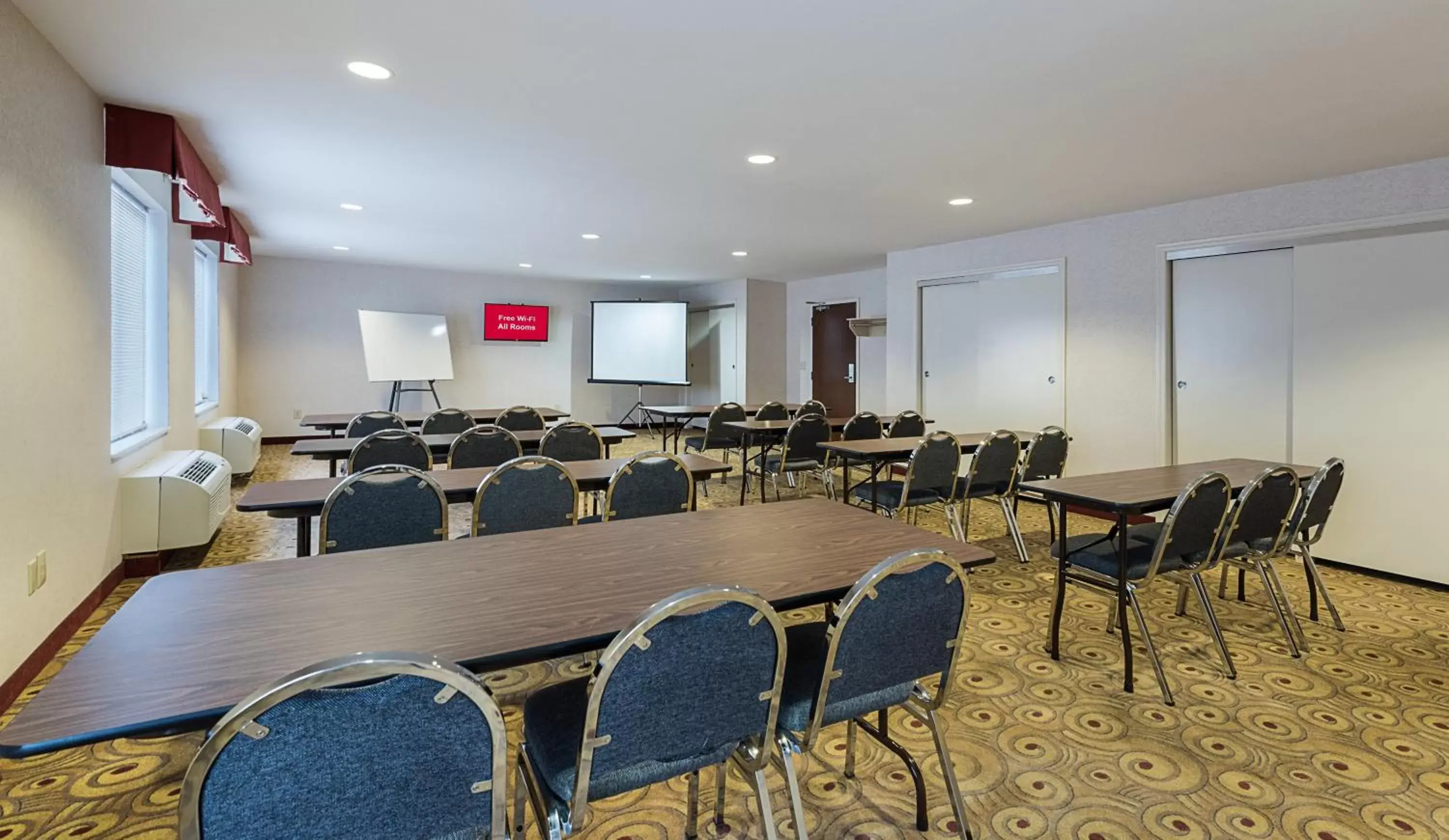 Meeting/conference room in Red Roof Inn Etowah – Athens, TN Meeting/conference room in Red Roof Inn Etowah – Athens, TN