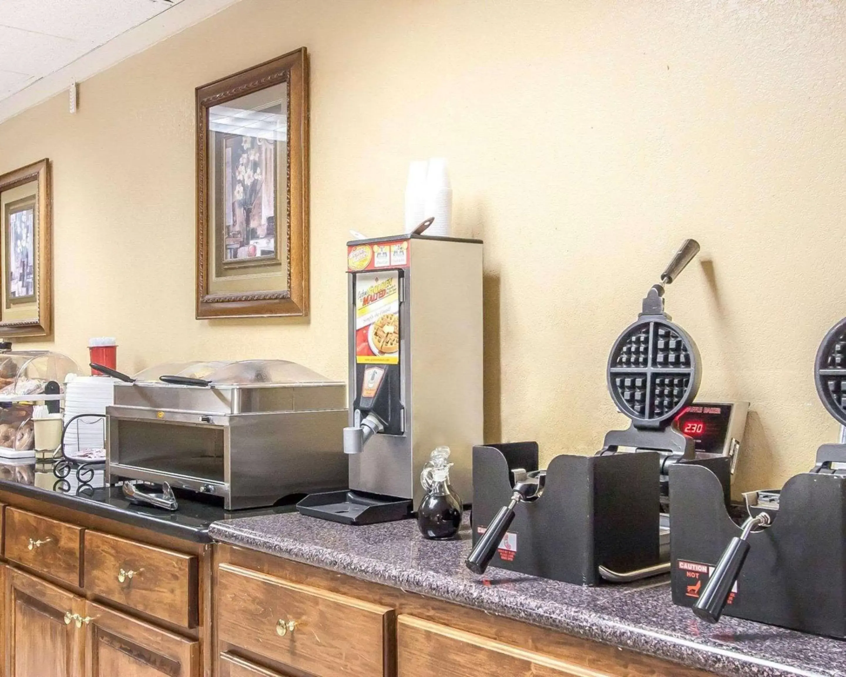 Restaurant/places to eat in Clarion Inn & Suites University Center