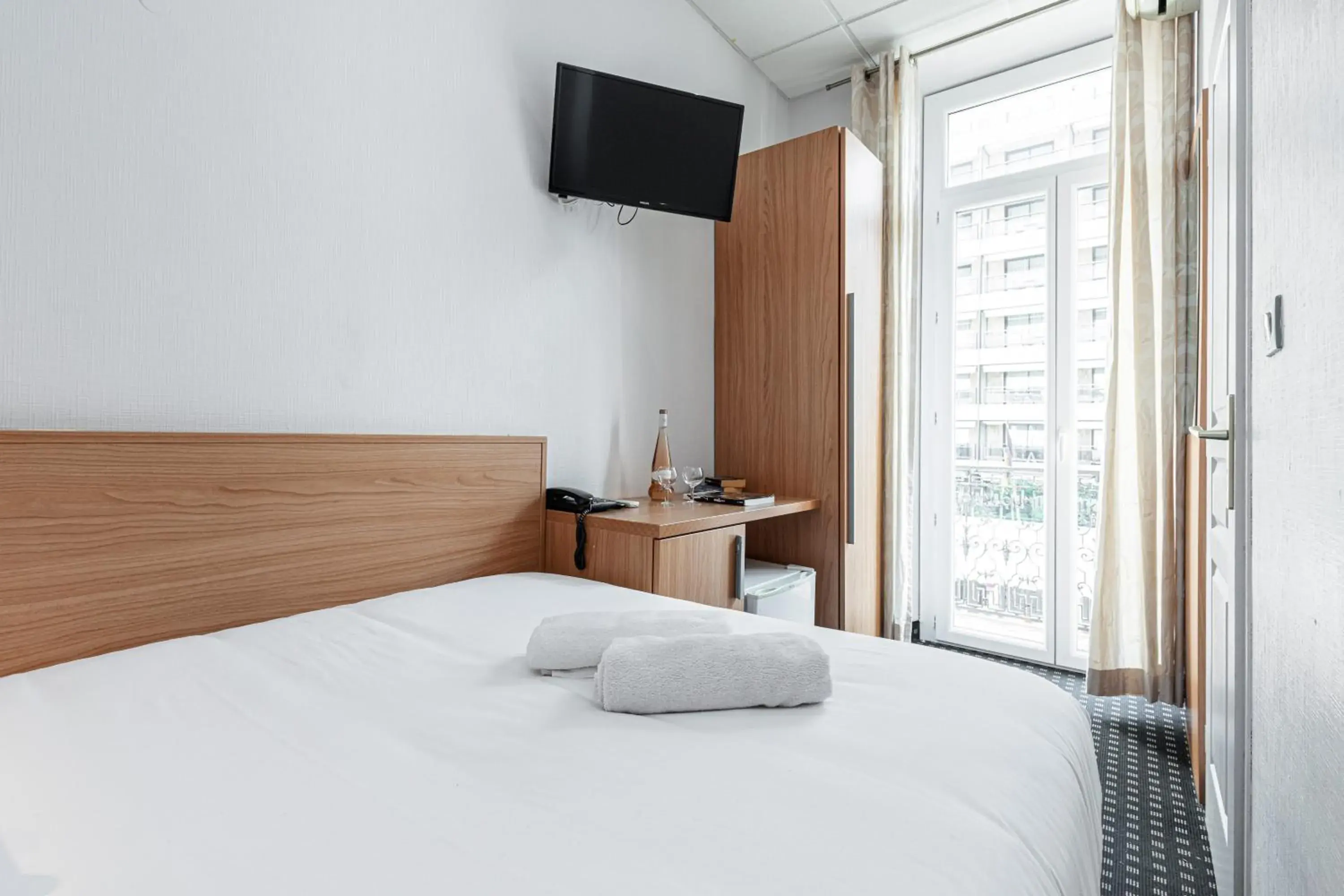 Photo of the whole room, Bed in Modern Waikiki Hotel